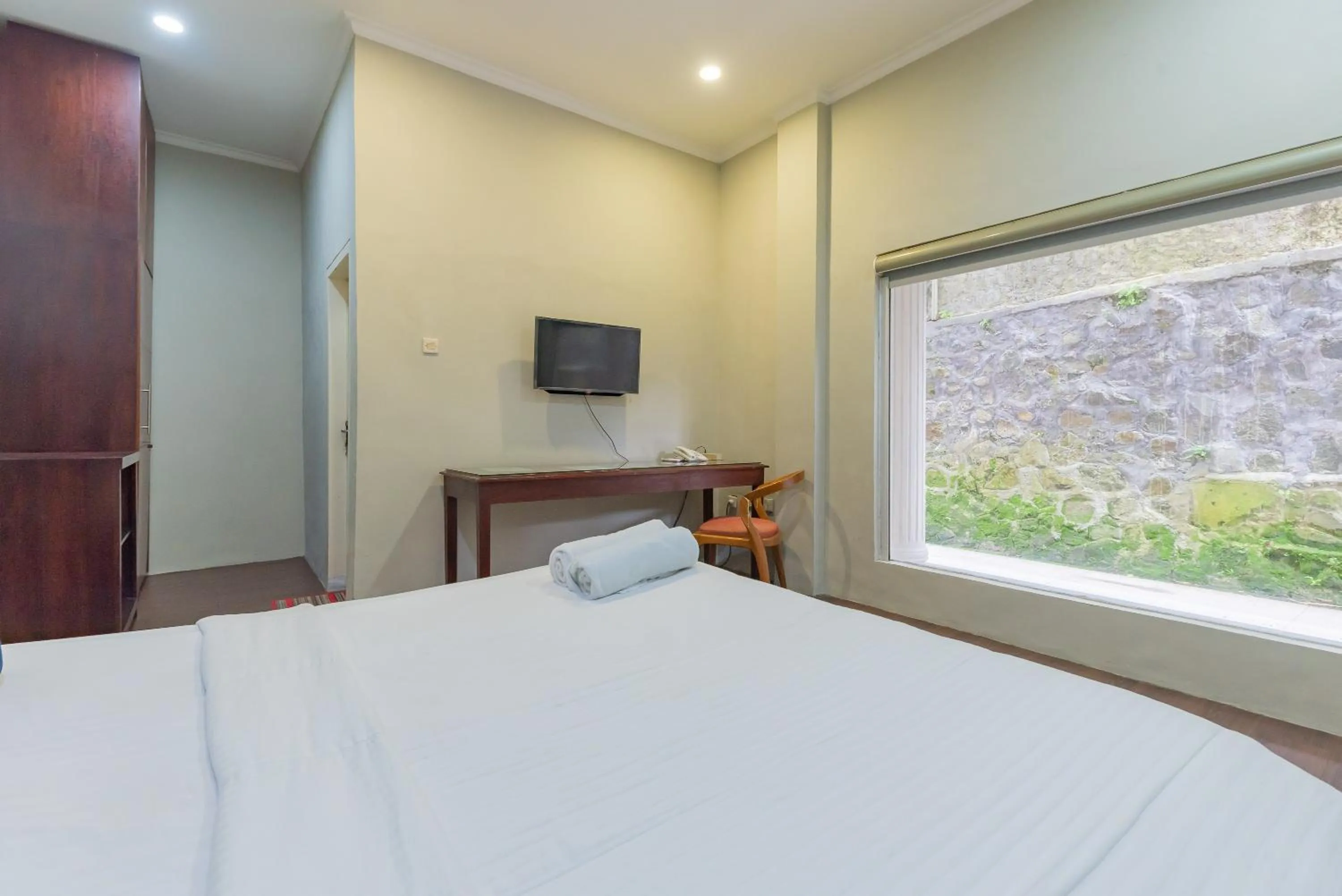 TV and multimedia, Bed in Urbanview Resort Botol Cisarua Puncak Bogor