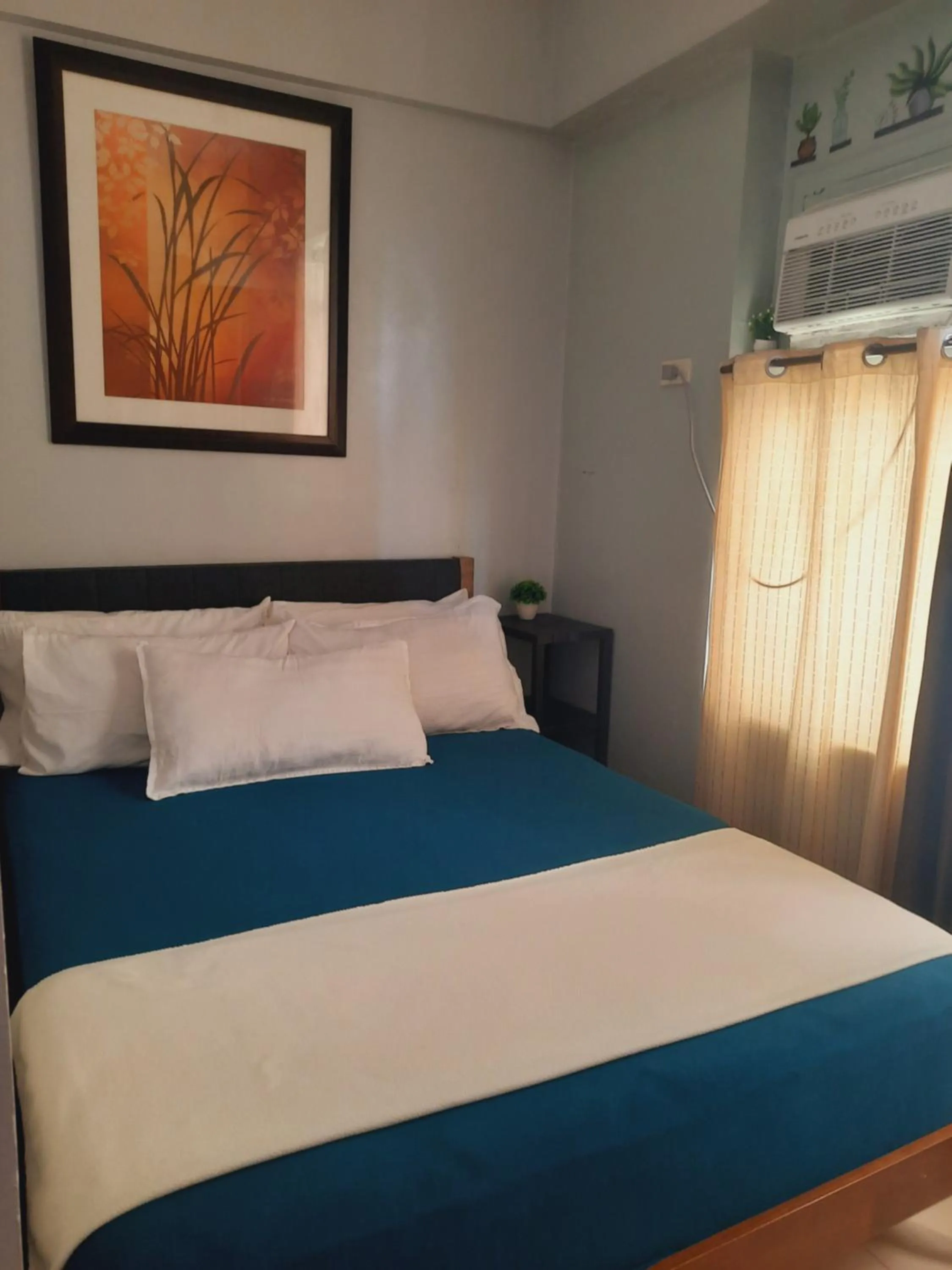Bed in Cozy Corner Haven near Venice Grand Canal Mall