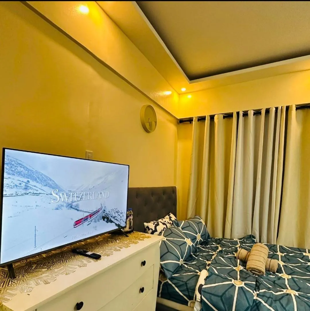 Bed in Cozy Corner Haven near Venice Grand Canal Mall
