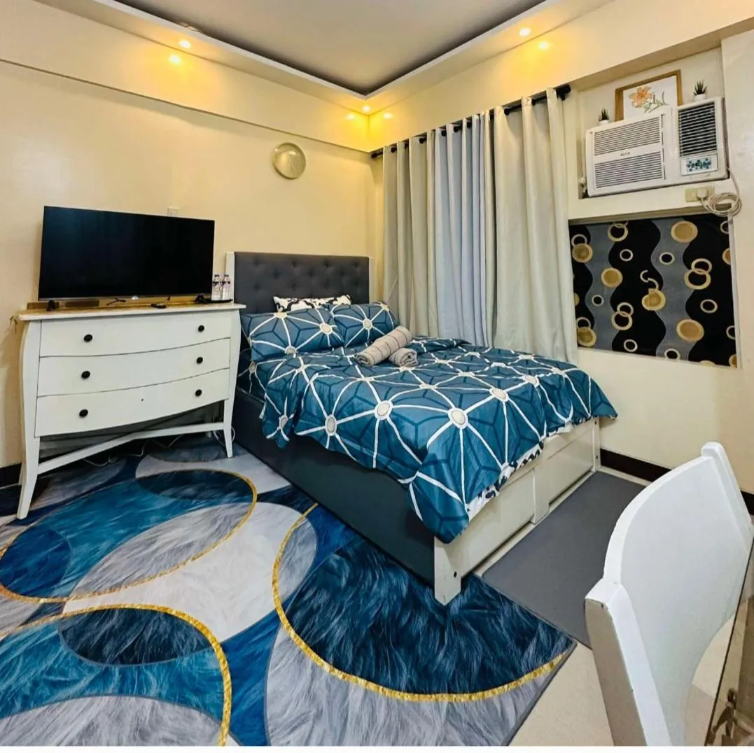 Bed in Cozy Corner Haven near Venice Grand Canal Mall