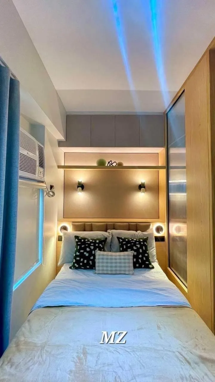 Bed in Cozy Corner Haven near Venice Grand Canal Mall