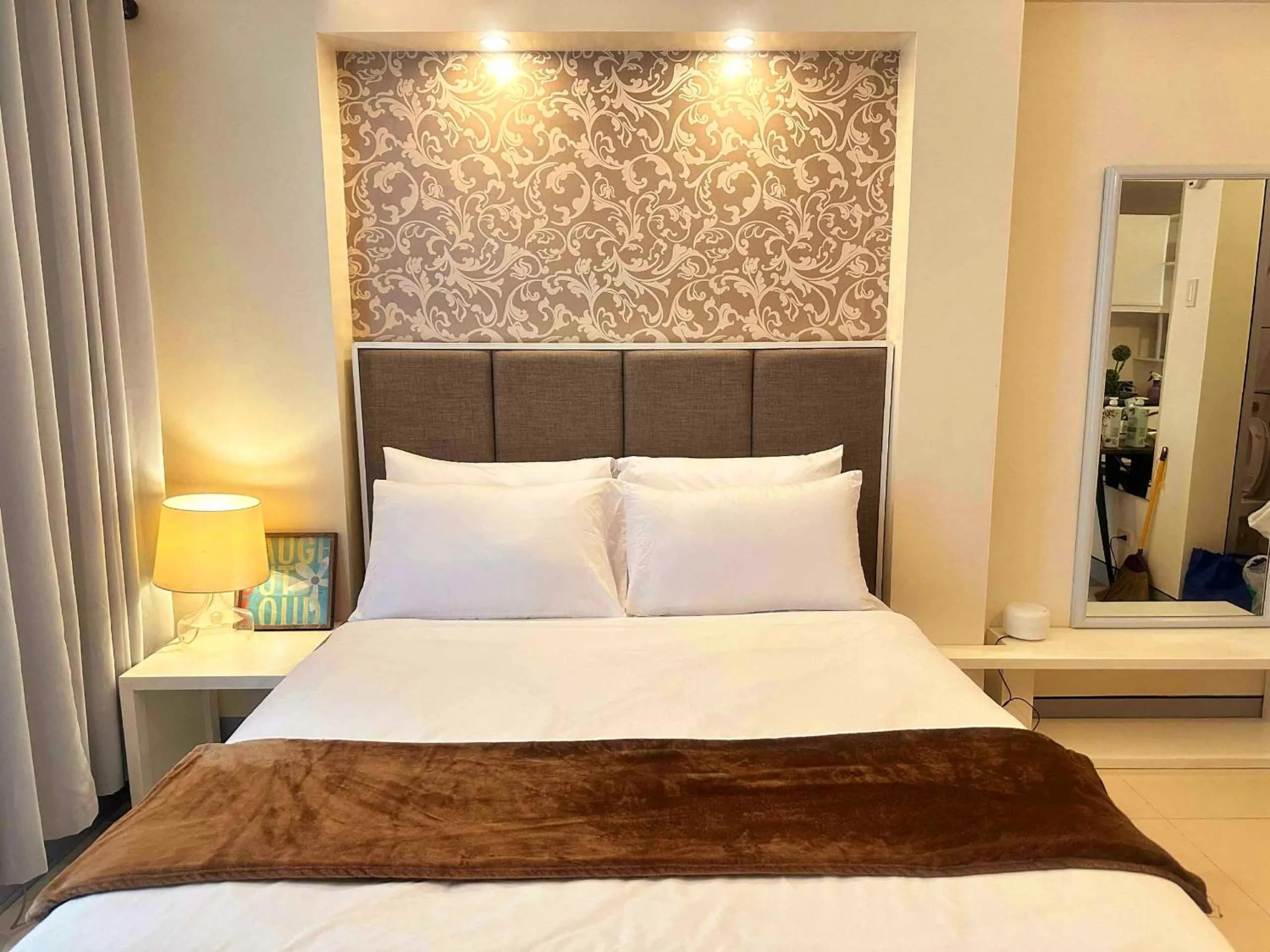 Bed in Cozy Corner Haven near Venice Grand Canal Mall