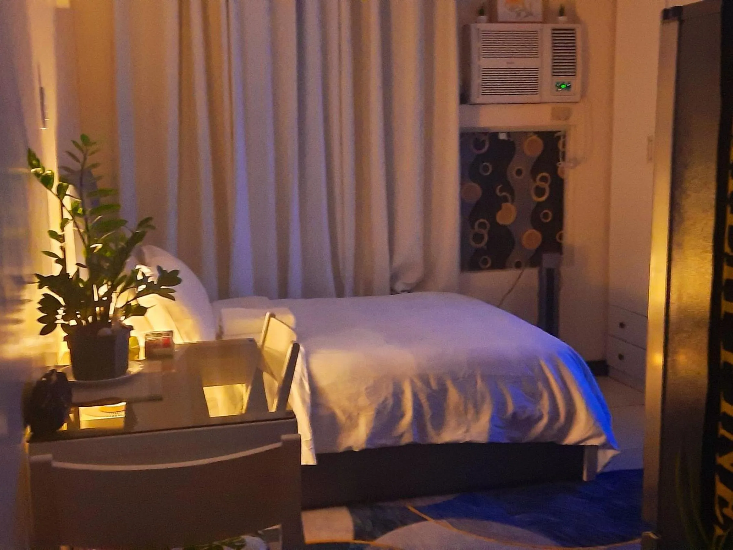 Bed in Cozy Corner Haven near Venice Grand Canal Mall
