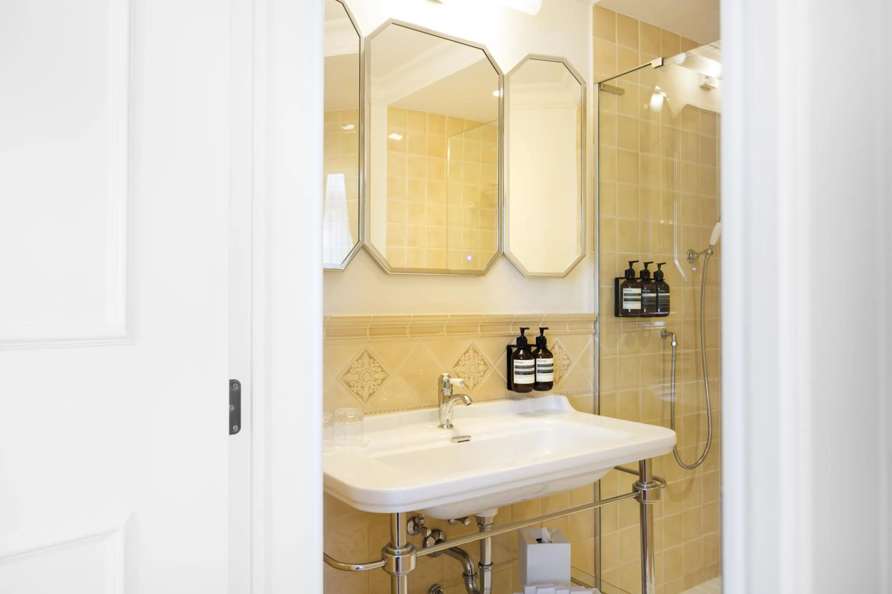 Shower in Hotel Fleur de Ville