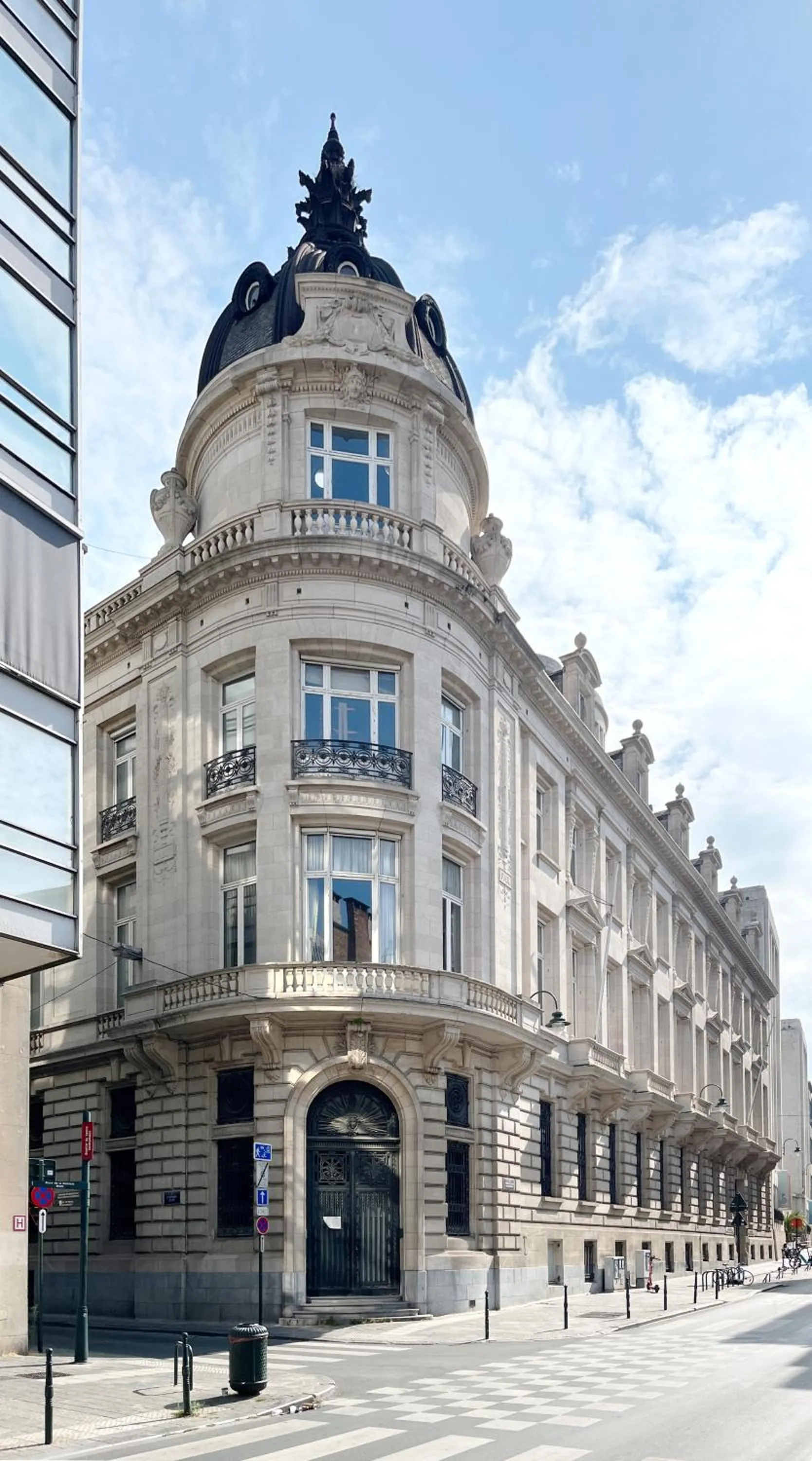 Property building in Hotel Fleur de Ville