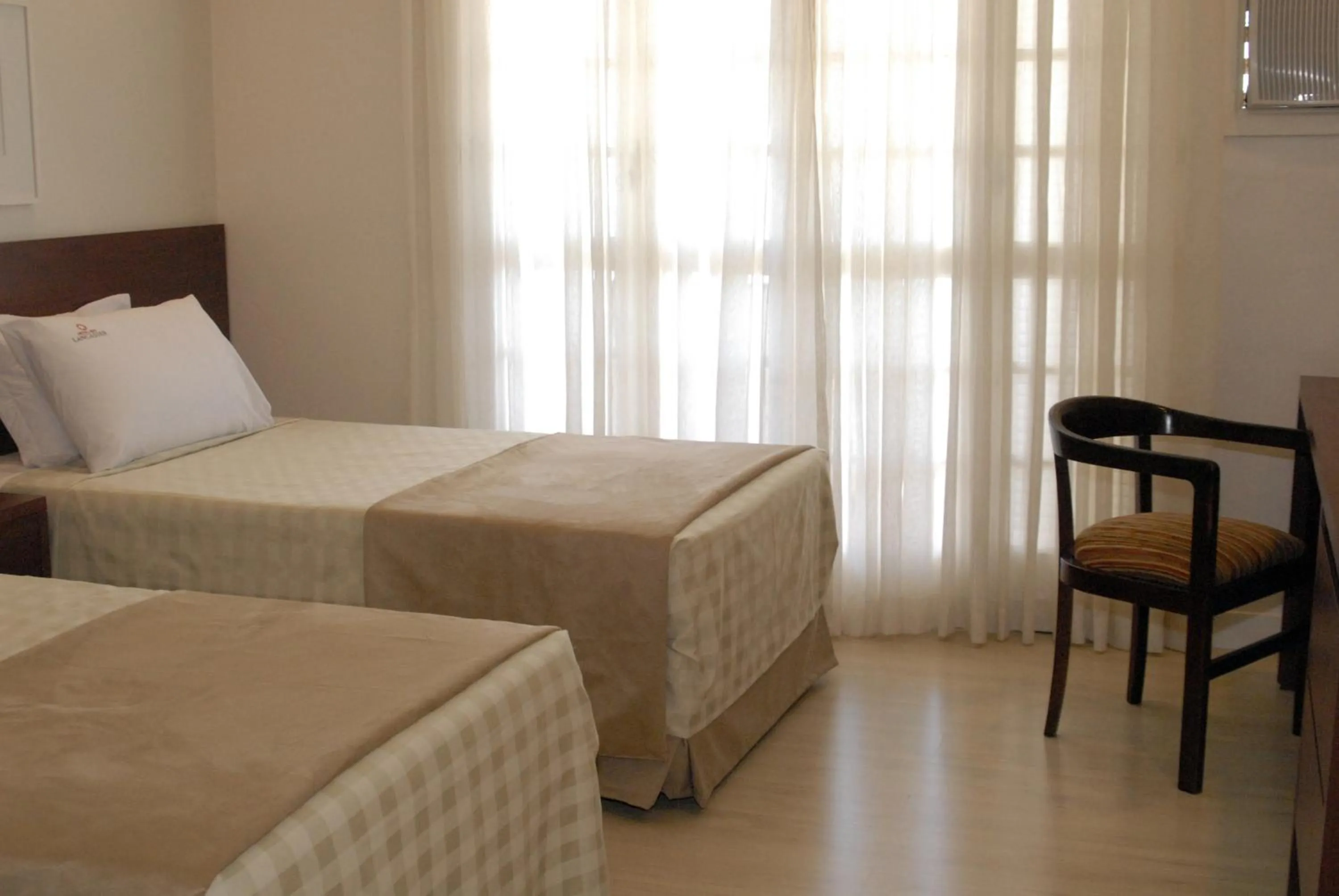 Photo of the whole room in Hotel Rio Lancaster