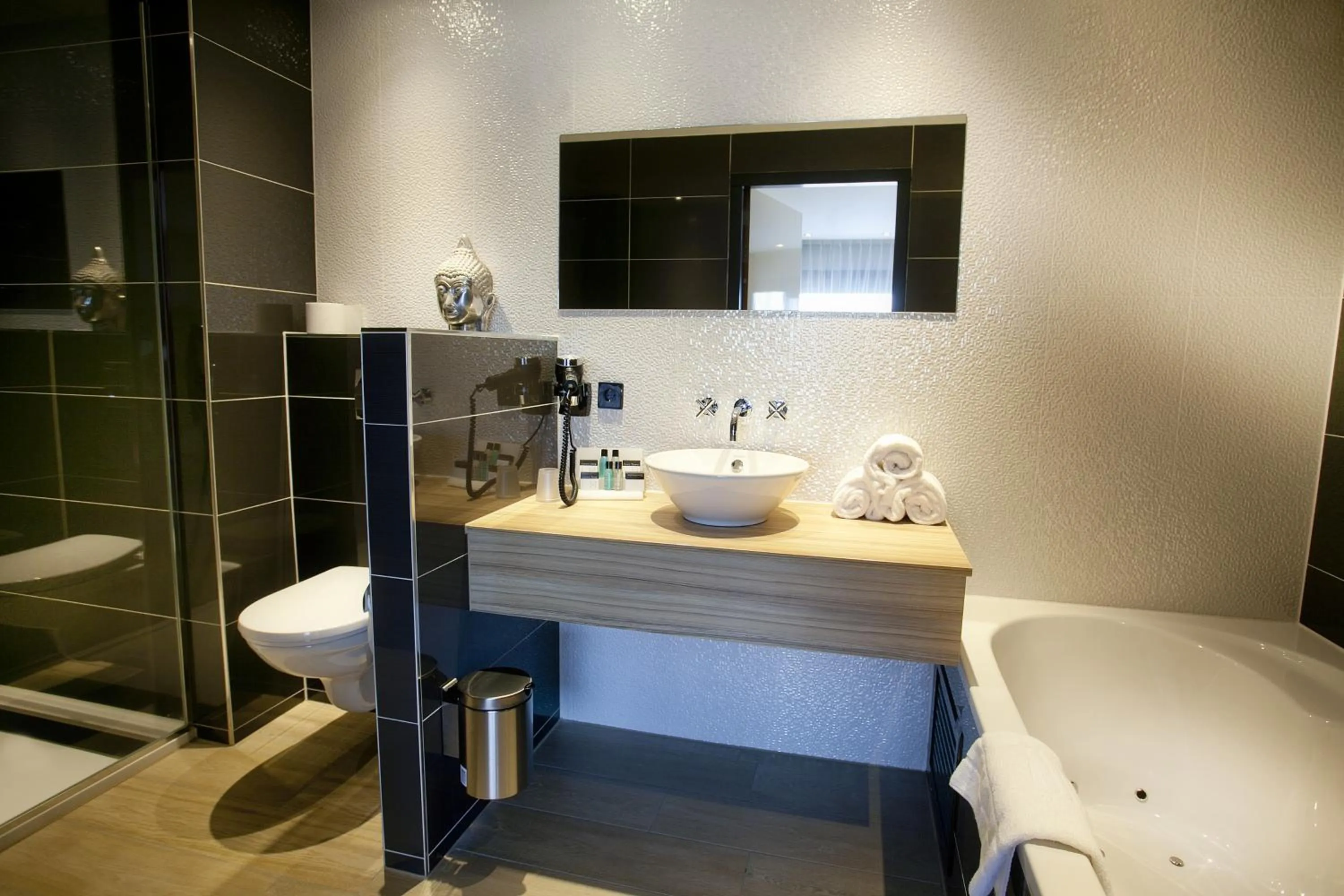 Bathroom in Van der Valk Hotel Akersloot / A9 ALKMAAR
