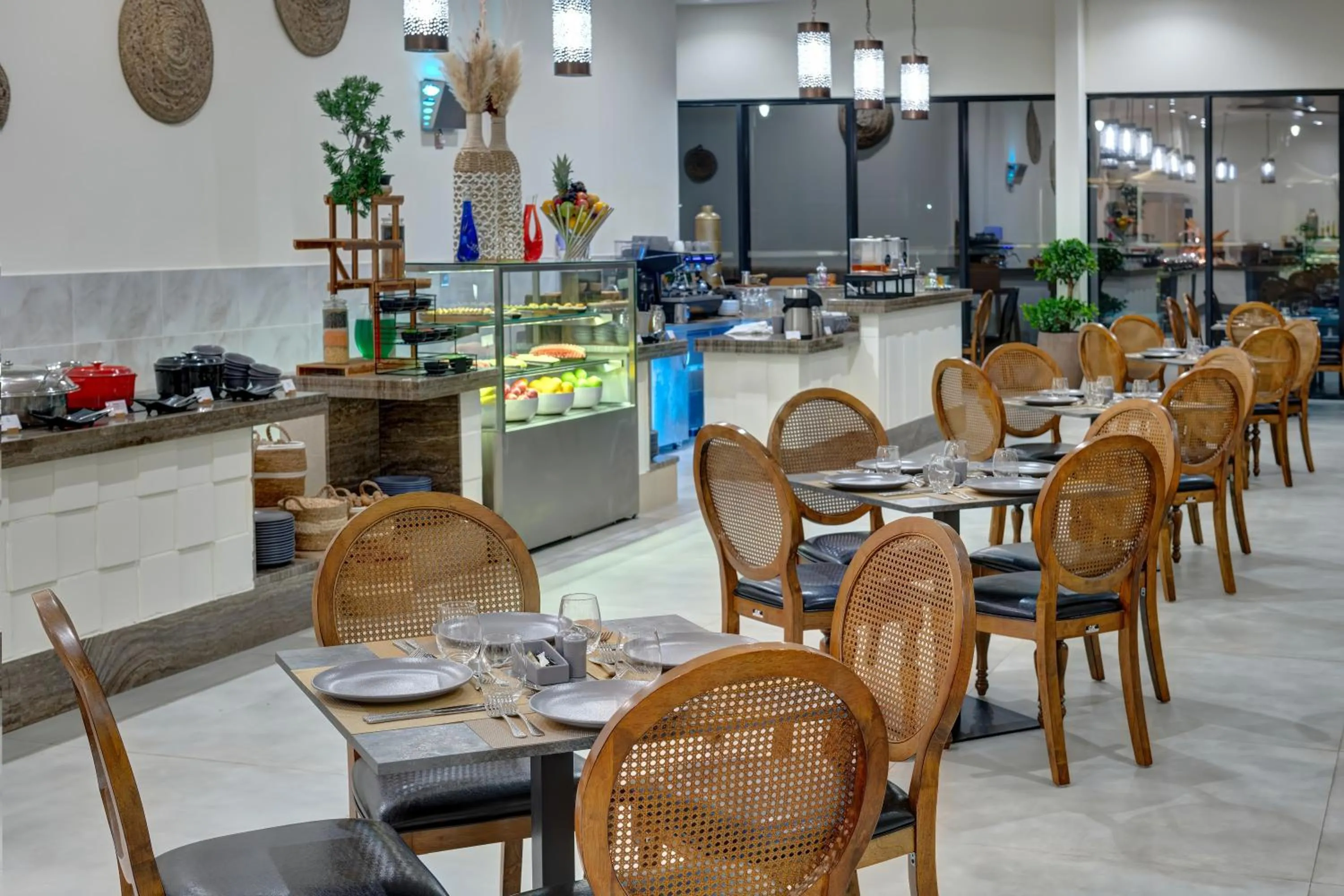 Restaurant/places to eat in Western Hotel Liwa