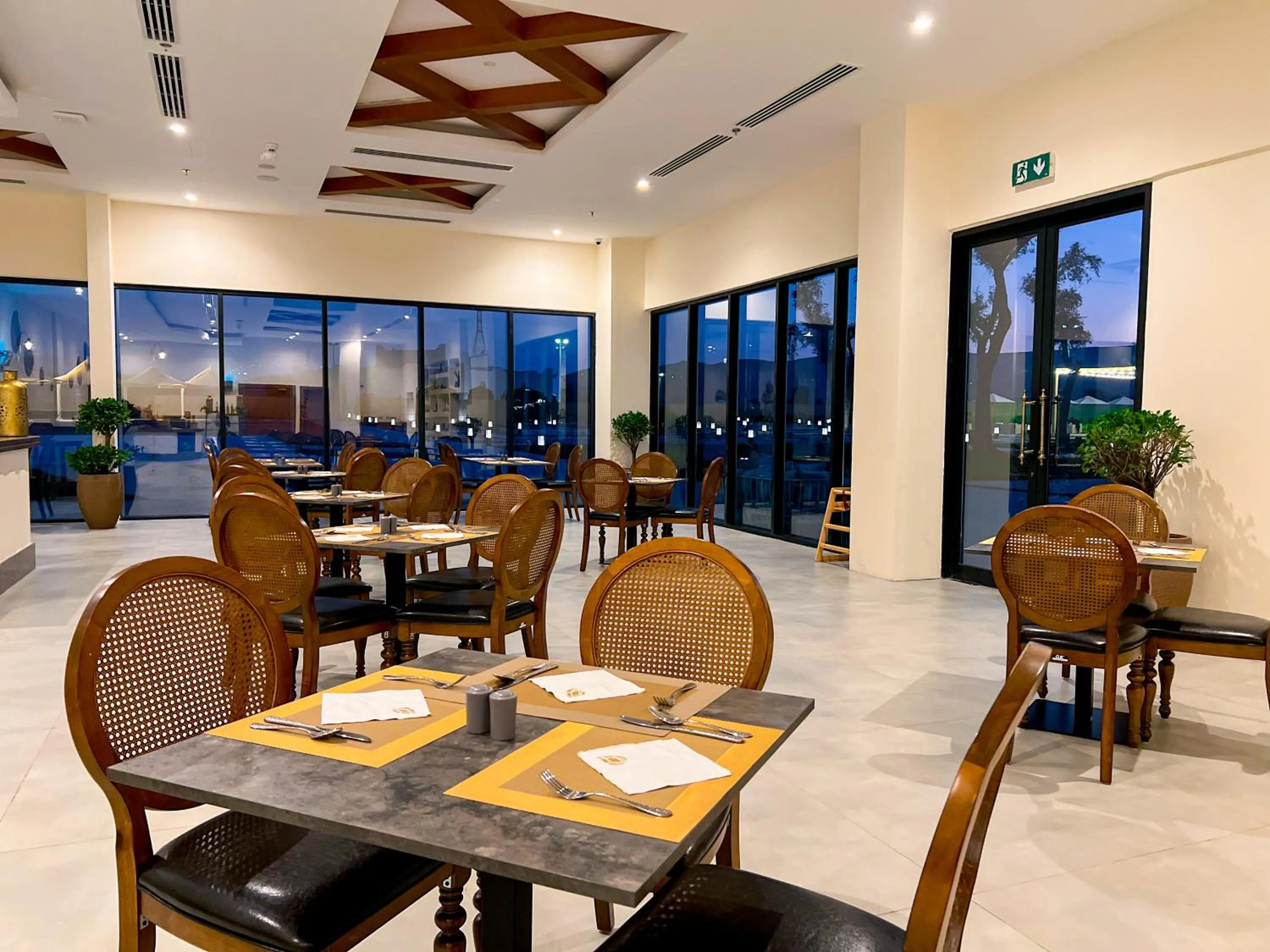 Restaurant/places to eat in Western Hotel Liwa