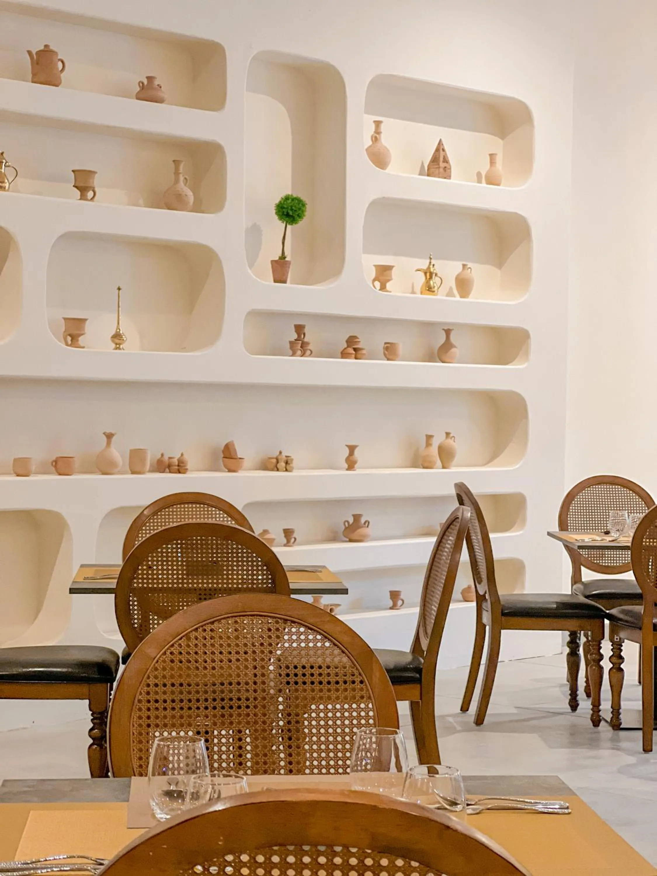 Restaurant/places to eat in Western Hotel Liwa