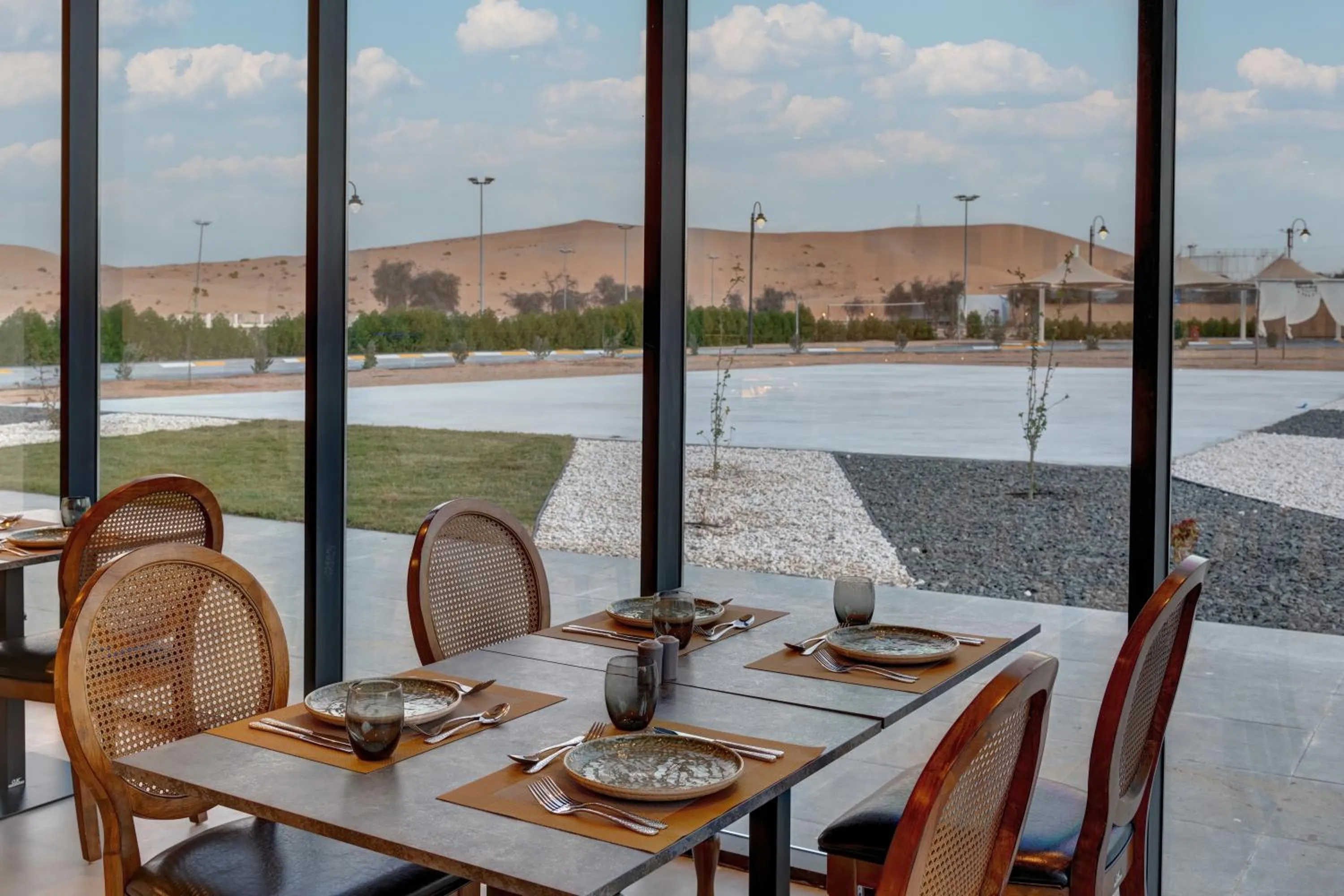 Restaurant/places to eat in Western Hotel Liwa