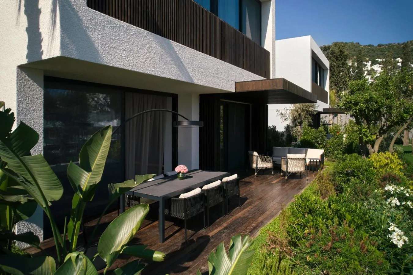 Garden in Caja by Maxx Royal