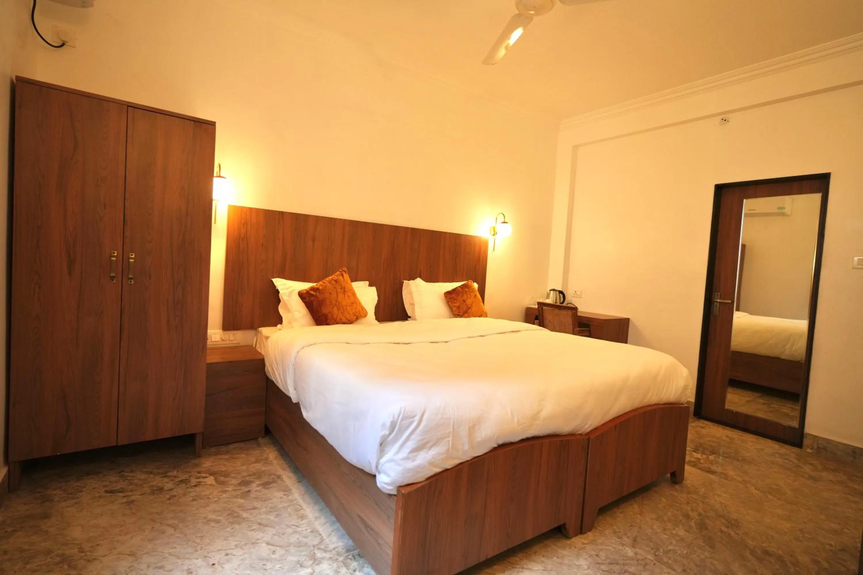 Deluxe Double or Twin Room - single occupancy in BHOPAL LAKE STAYS