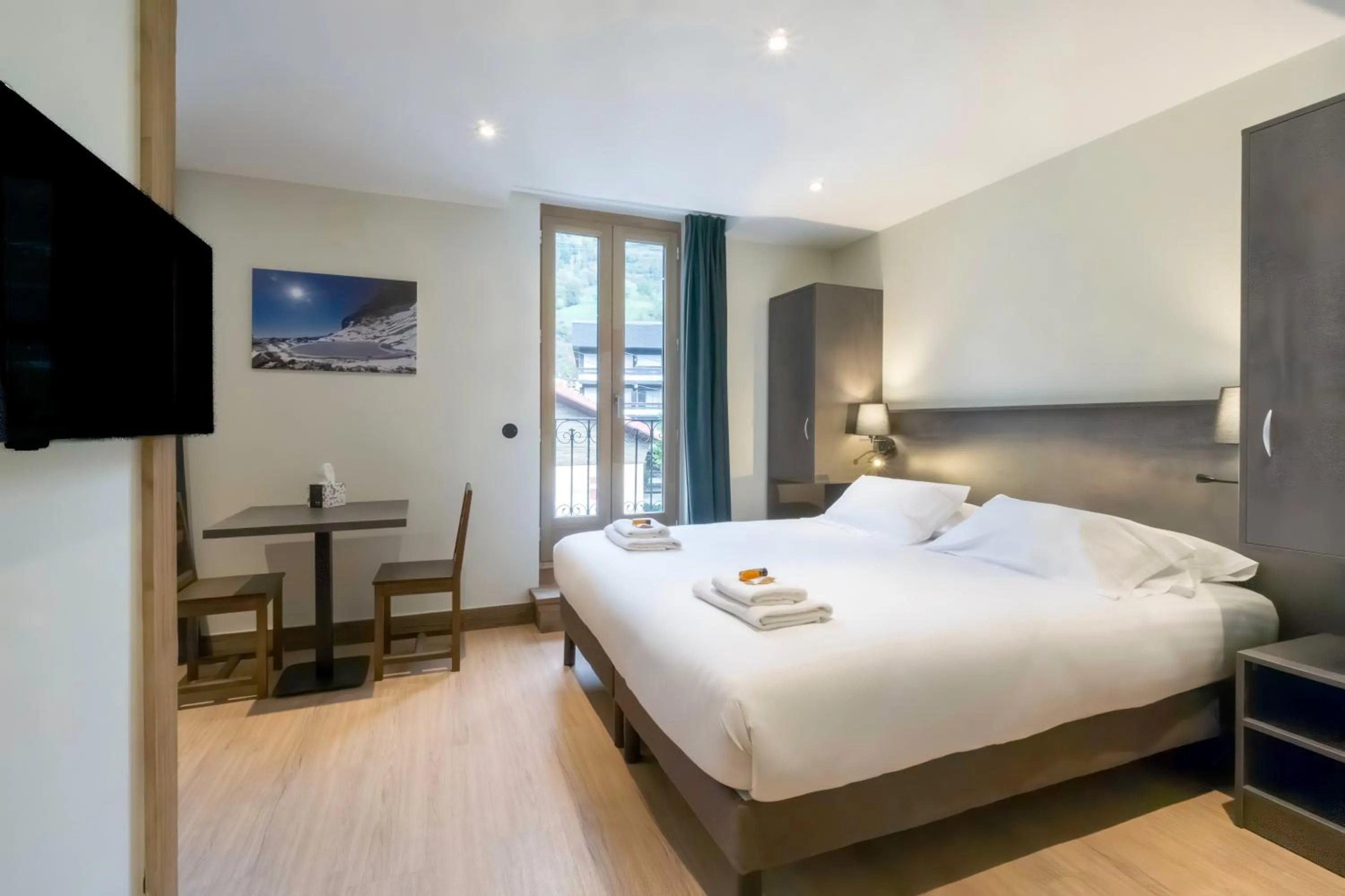 Photo of the whole room, Bed in Hostellerie du Petit Saint Bernard