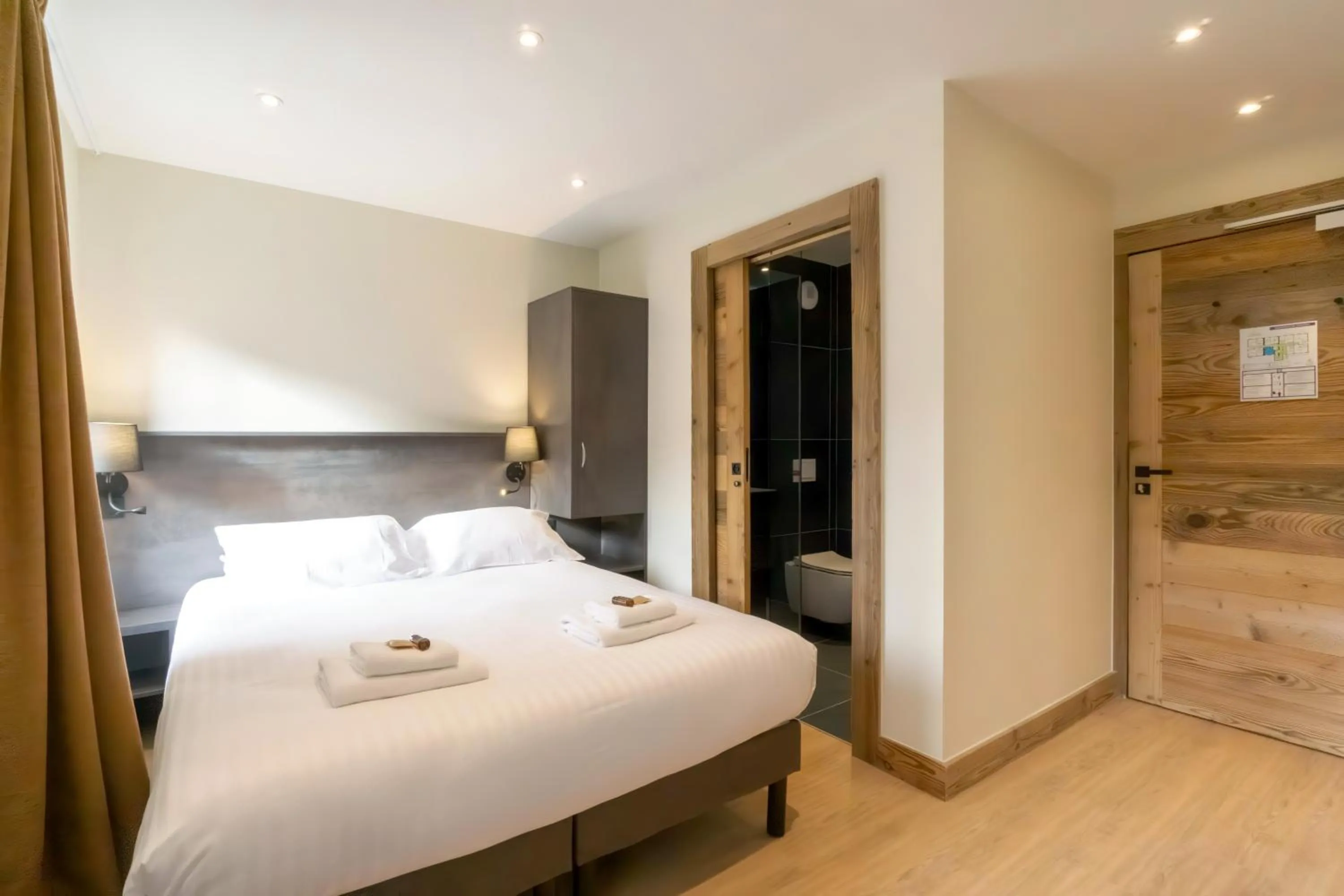 Photo of the whole room, Bed in Hostellerie du Petit Saint Bernard