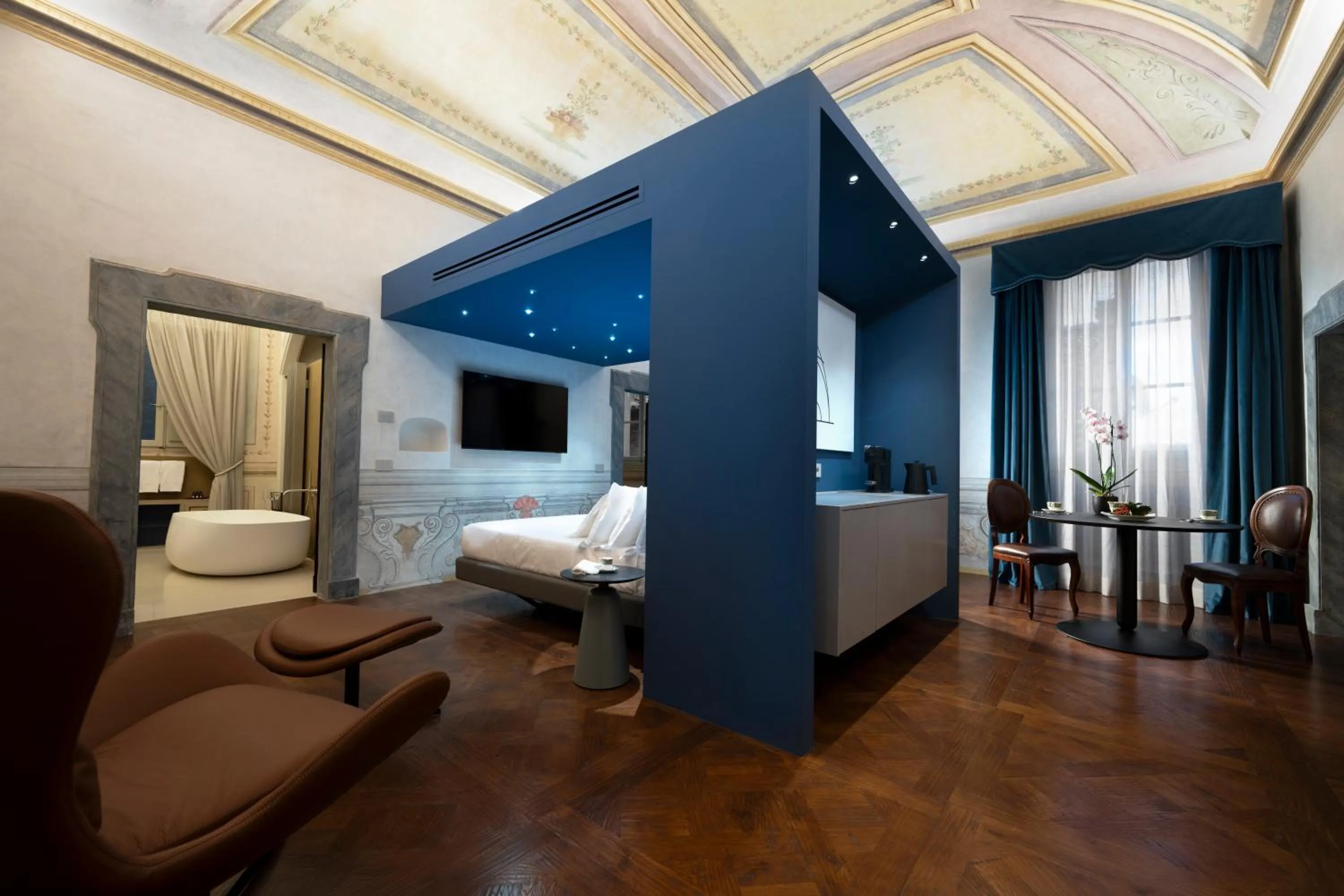 TV and multimedia, Bed in Palazzo Giusti Suites and Spa