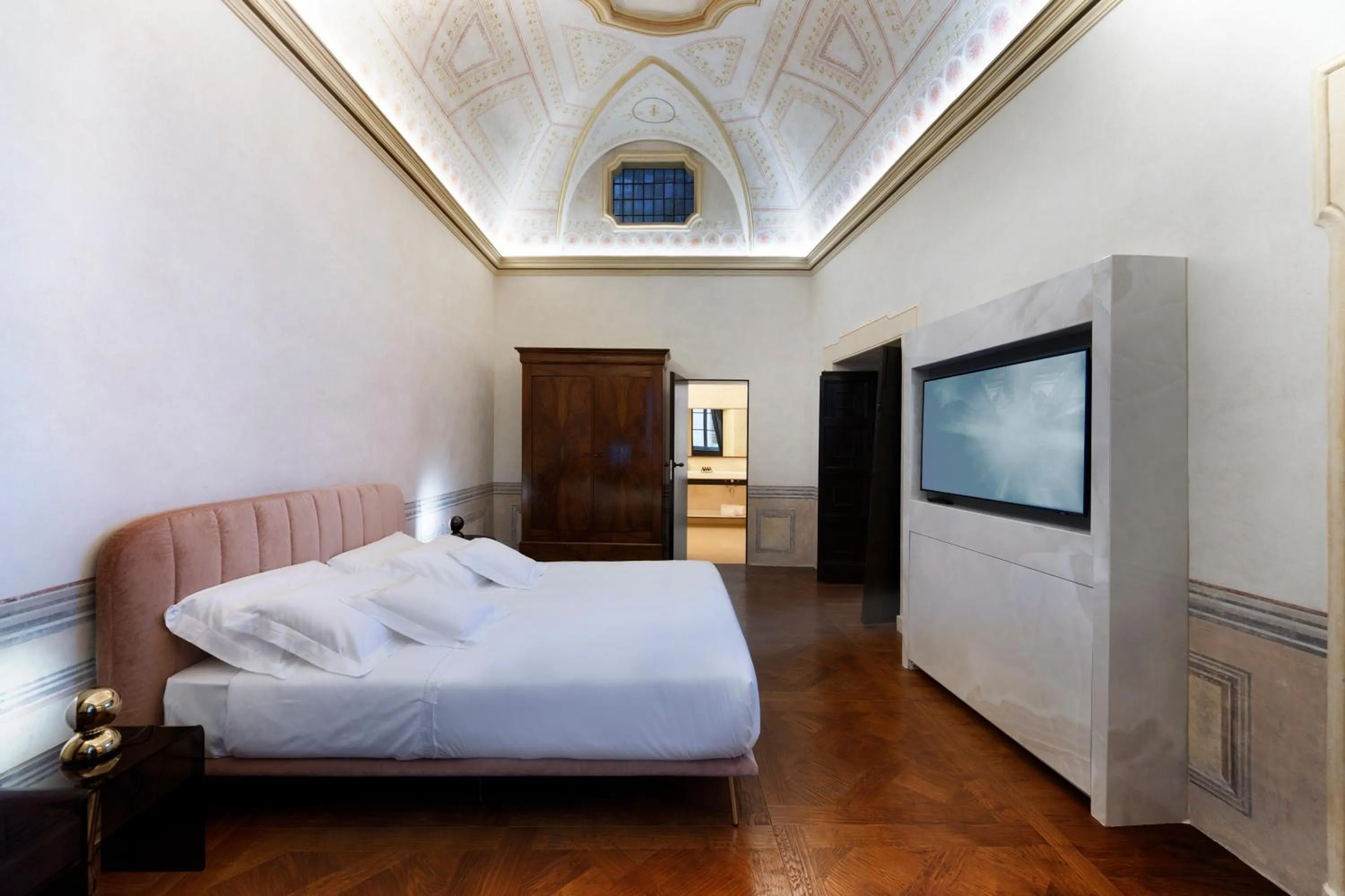 TV and multimedia, Bed in Palazzo Giusti Suites and Spa