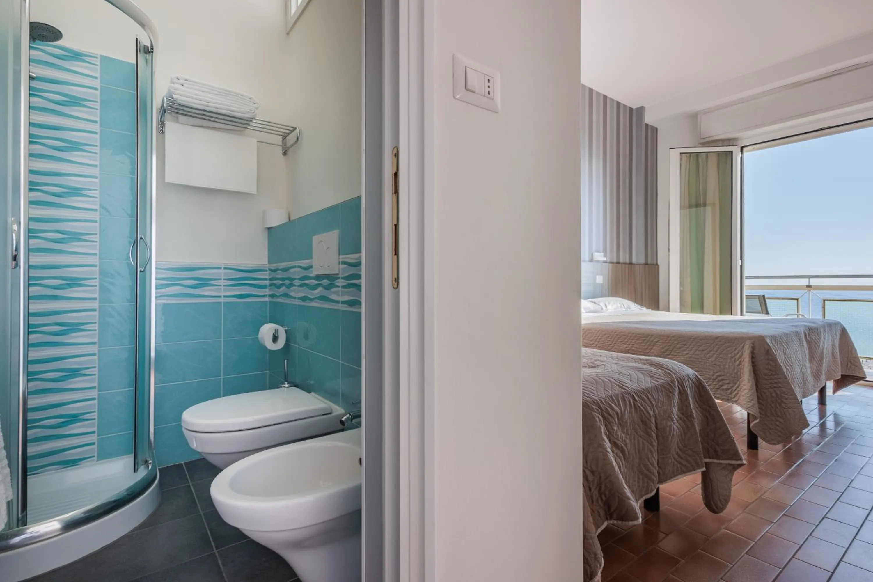 Bathroom, Bed in Hotel Centrale Miramare