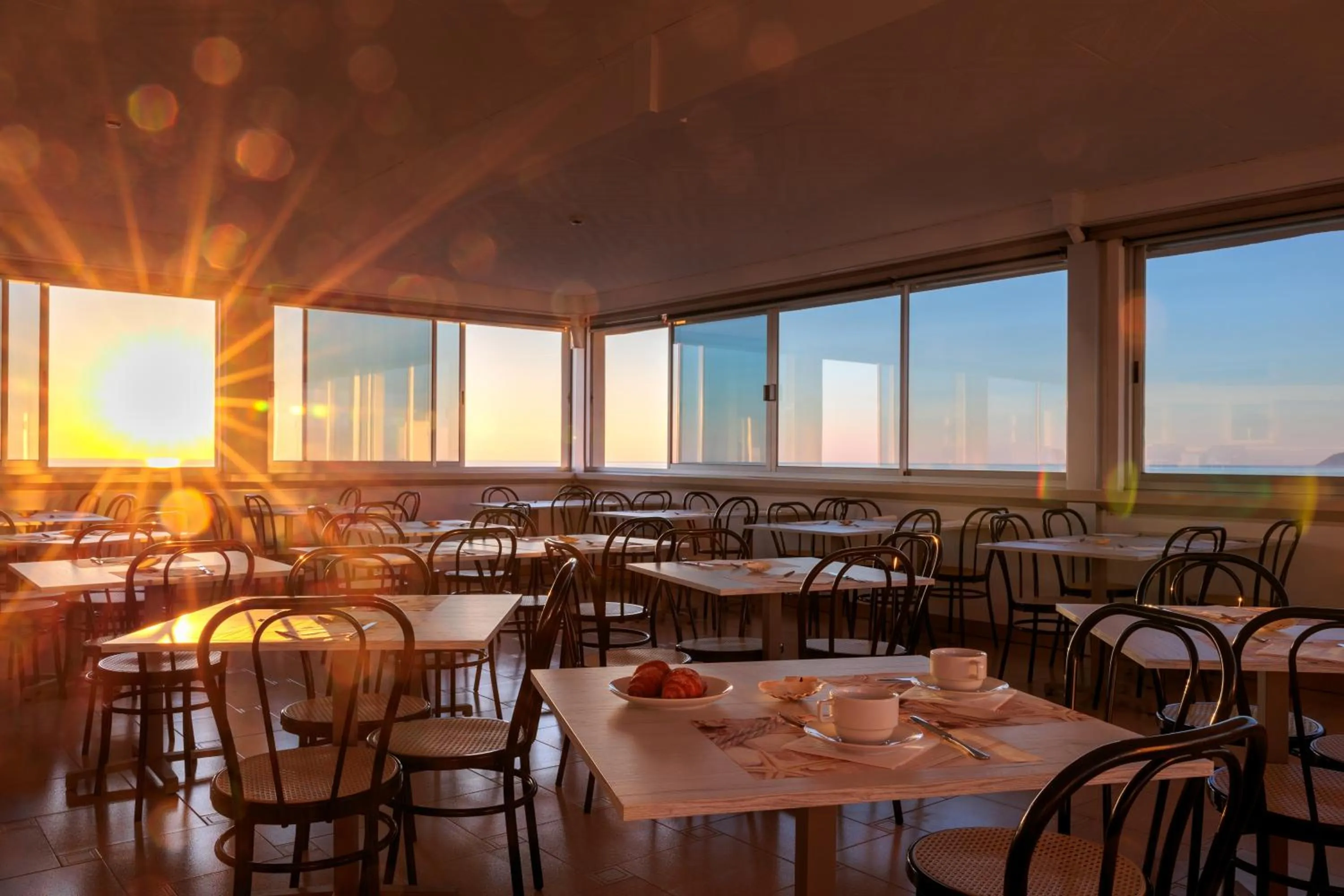 Restaurant/places to eat in Hotel Centrale Miramare