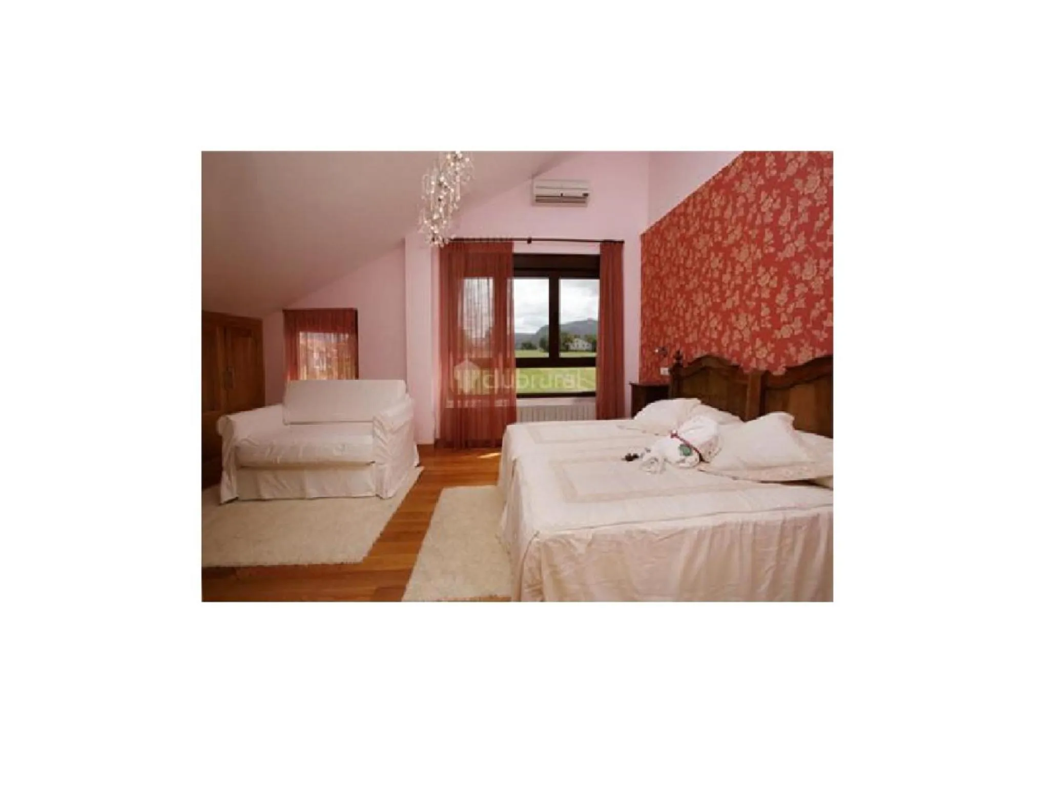 Photo of the whole room in Spa Rural Mies de Rubayo