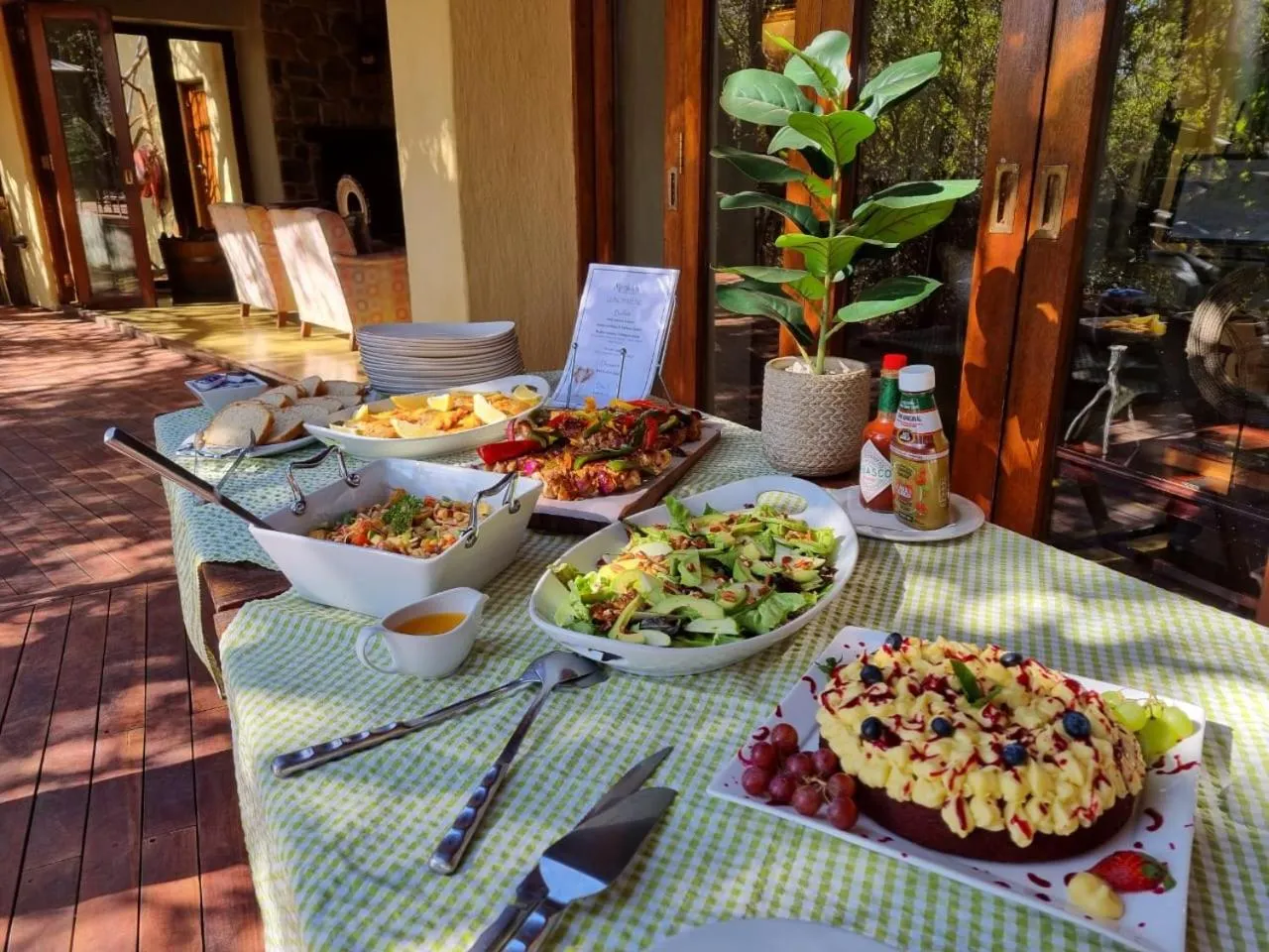 Breakfast in Motswiri Private Safari Lodge