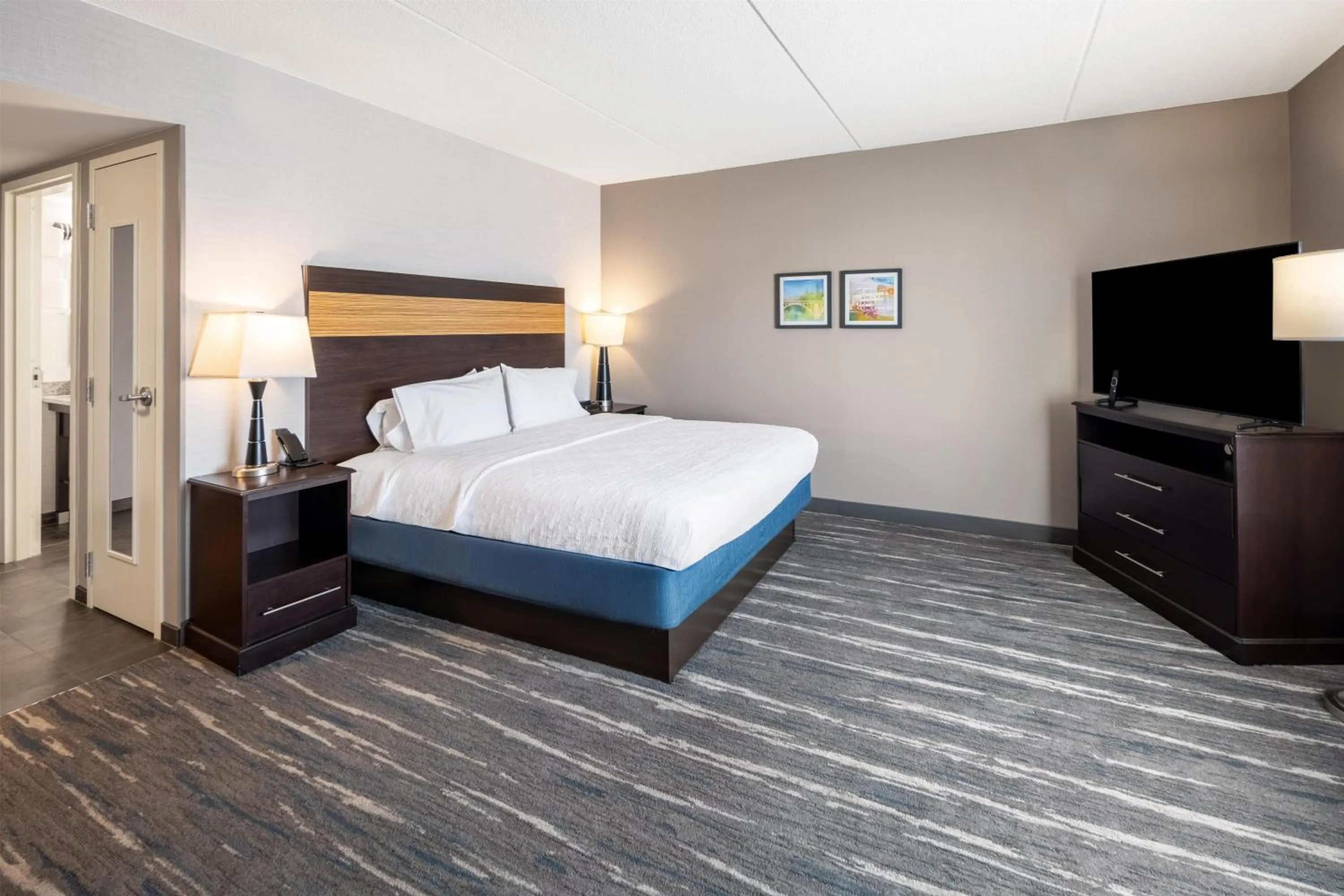 Bed in Hampton Inn and Suites Camp Springs