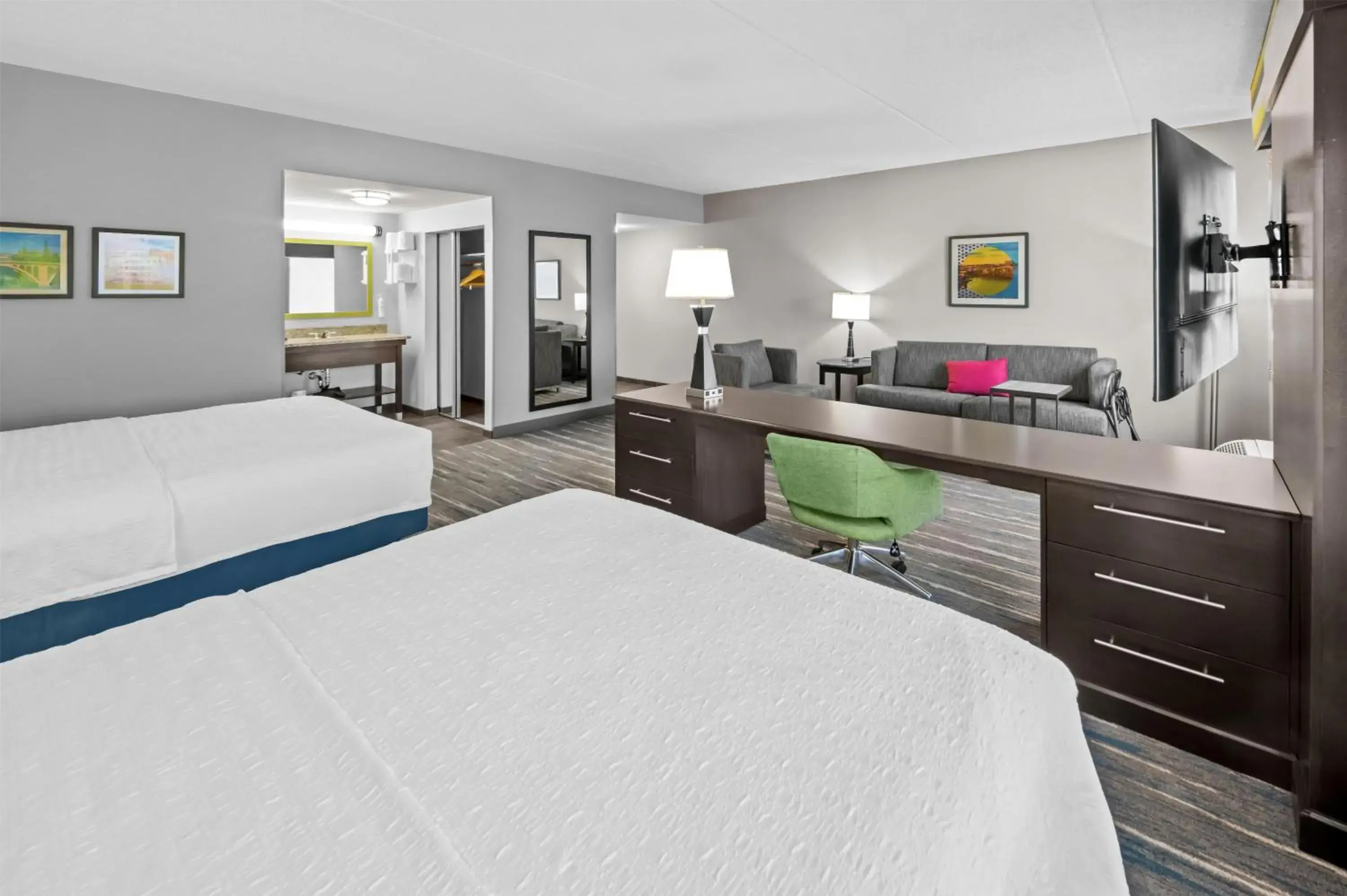 Living room, Bed in Hampton Inn and Suites Camp Springs Living room, Bed in Hampton Inn and Suites Camp Springs