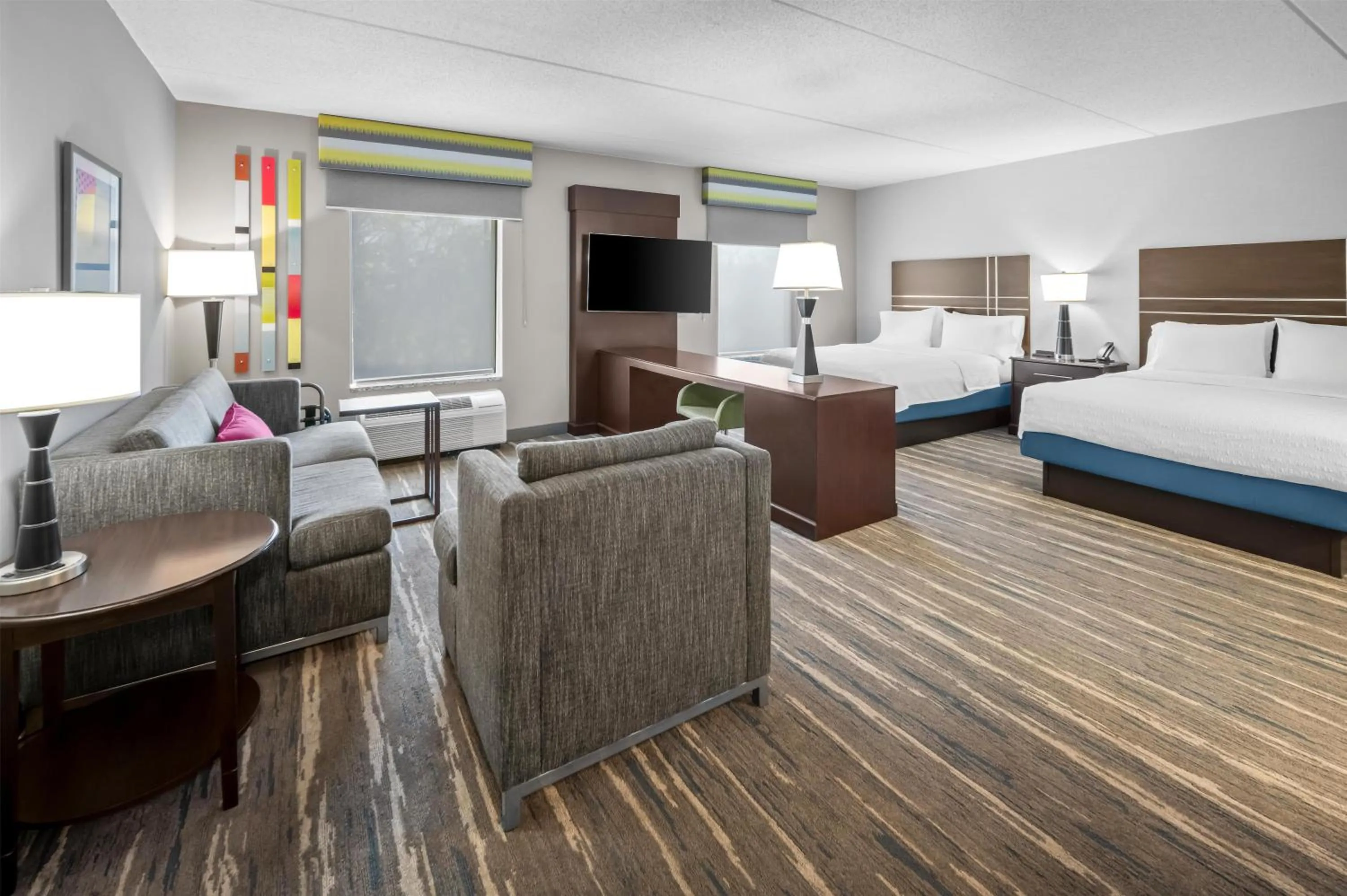 Bed in Hampton Inn and Suites Camp Springs