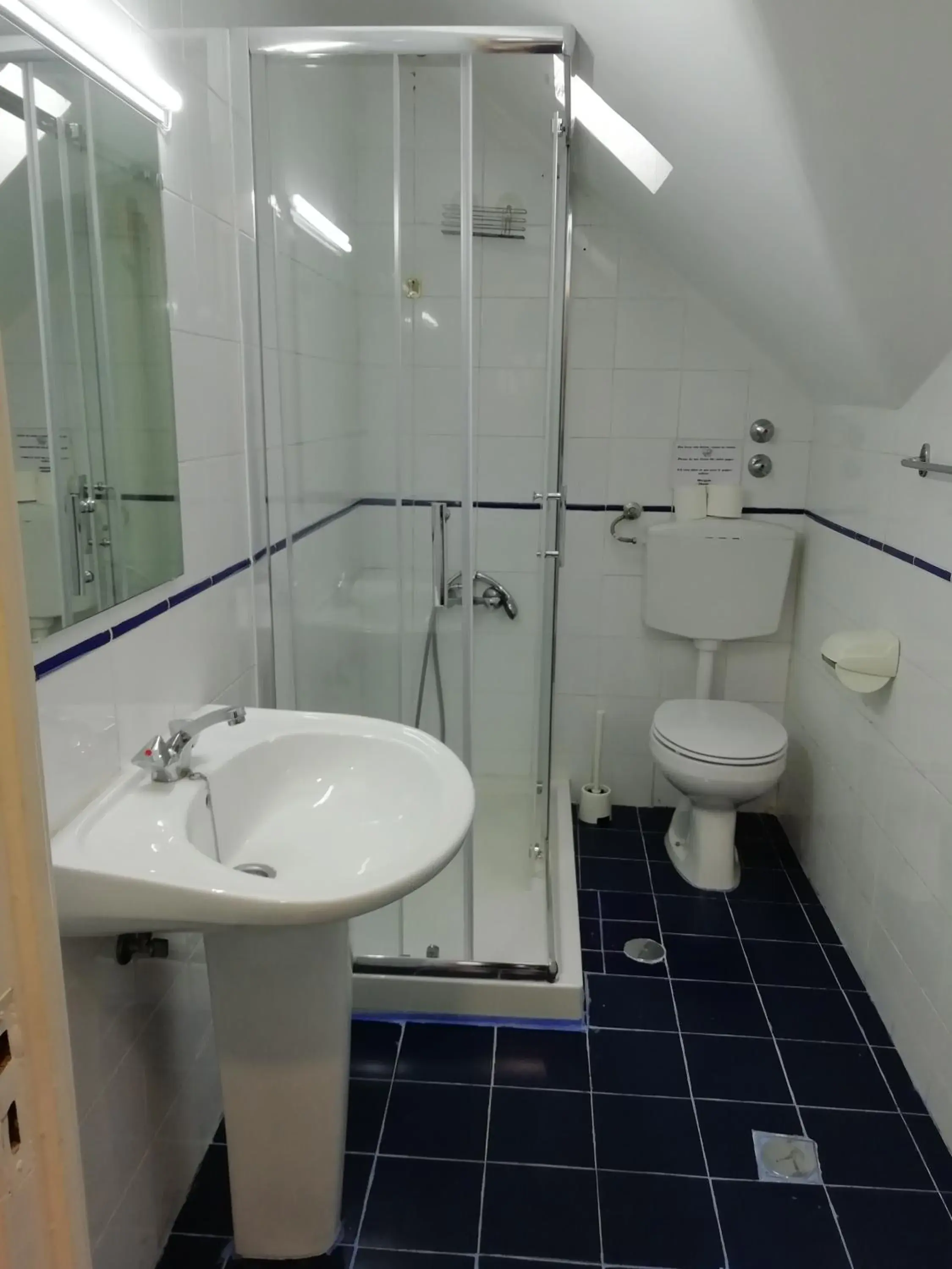 Twin Room with Bathroom in Residencial Camoes Twin Room with Bathroom in Residencial Camoes