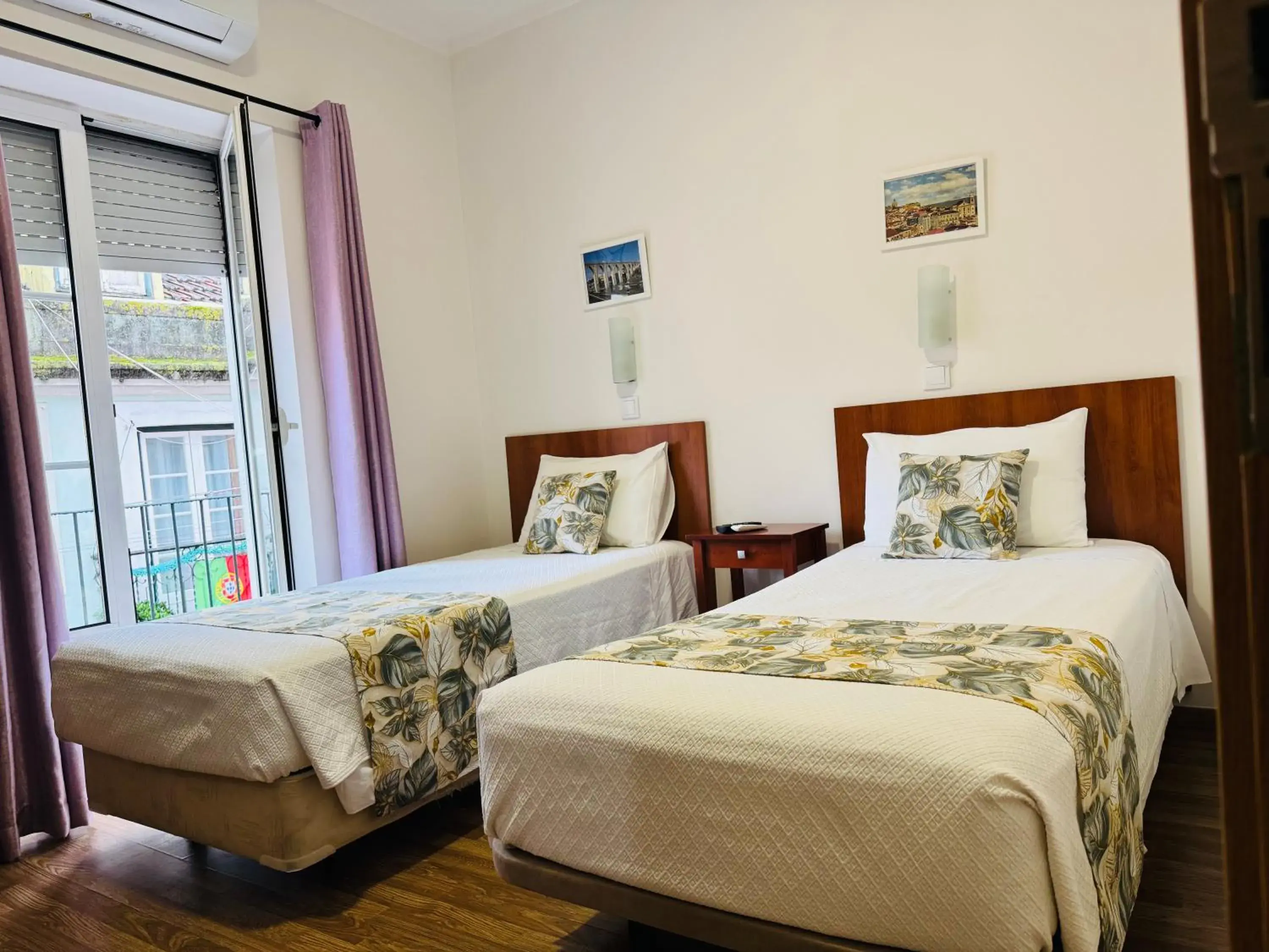 Twin Room with Bathroom in Residencial Camoes Twin Room with Bathroom in Residencial Camoes