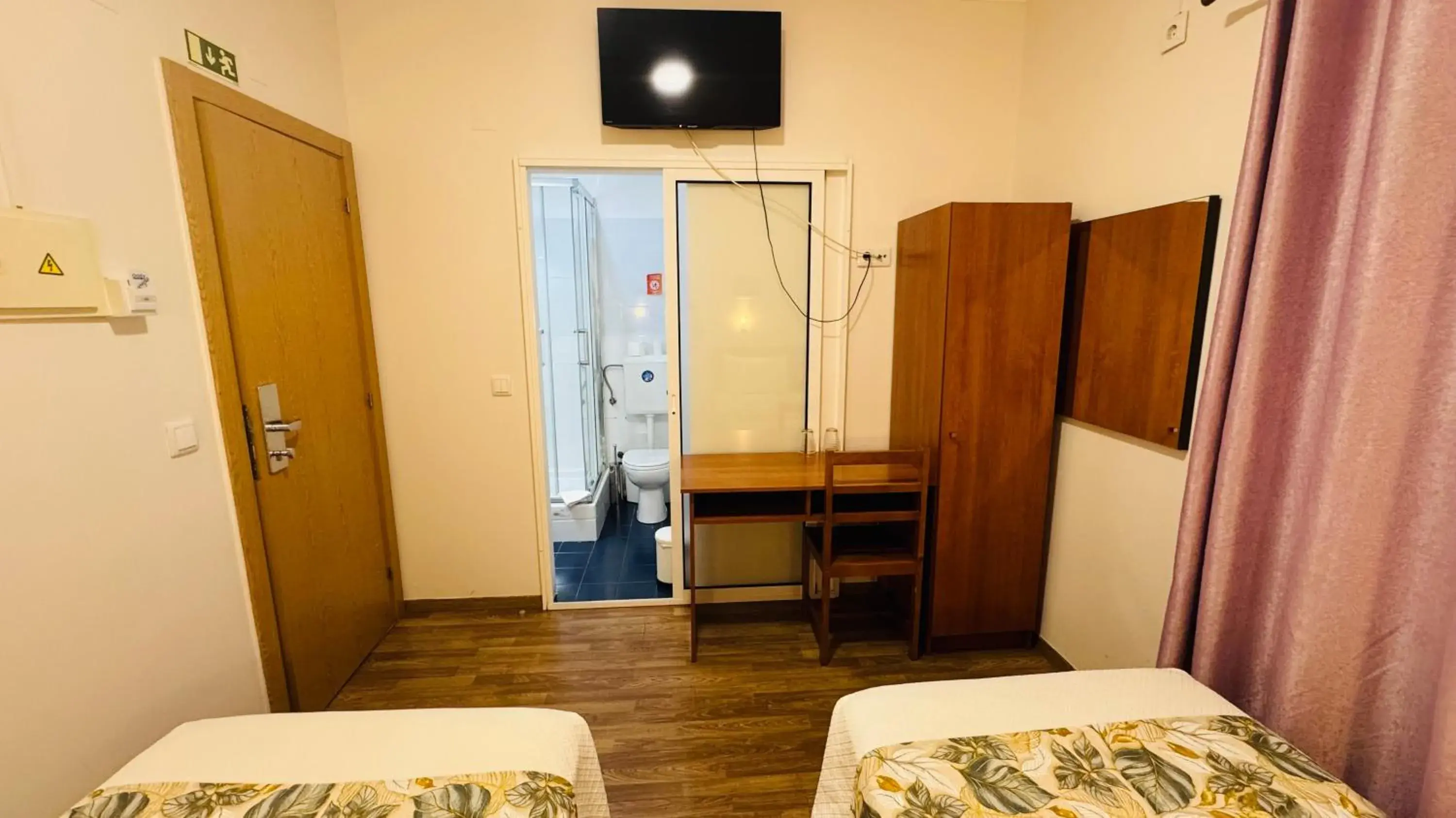 Twin Room with Bathroom in Residencial Camoes Twin Room with Bathroom in Residencial Camoes