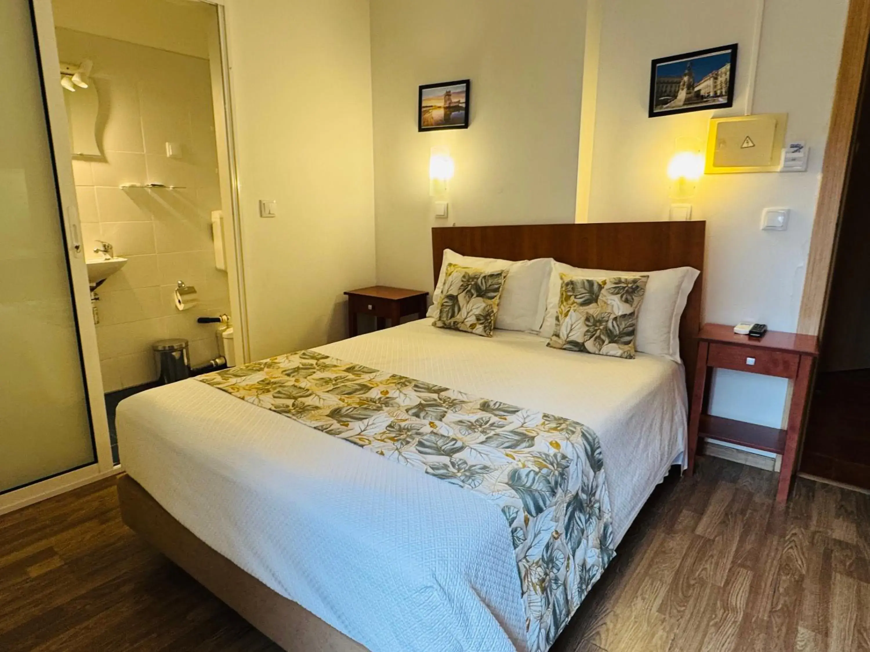Double Room with Private Bathroom in Residencial Camoes Double Room with Private Bathroom in Residencial Camoes