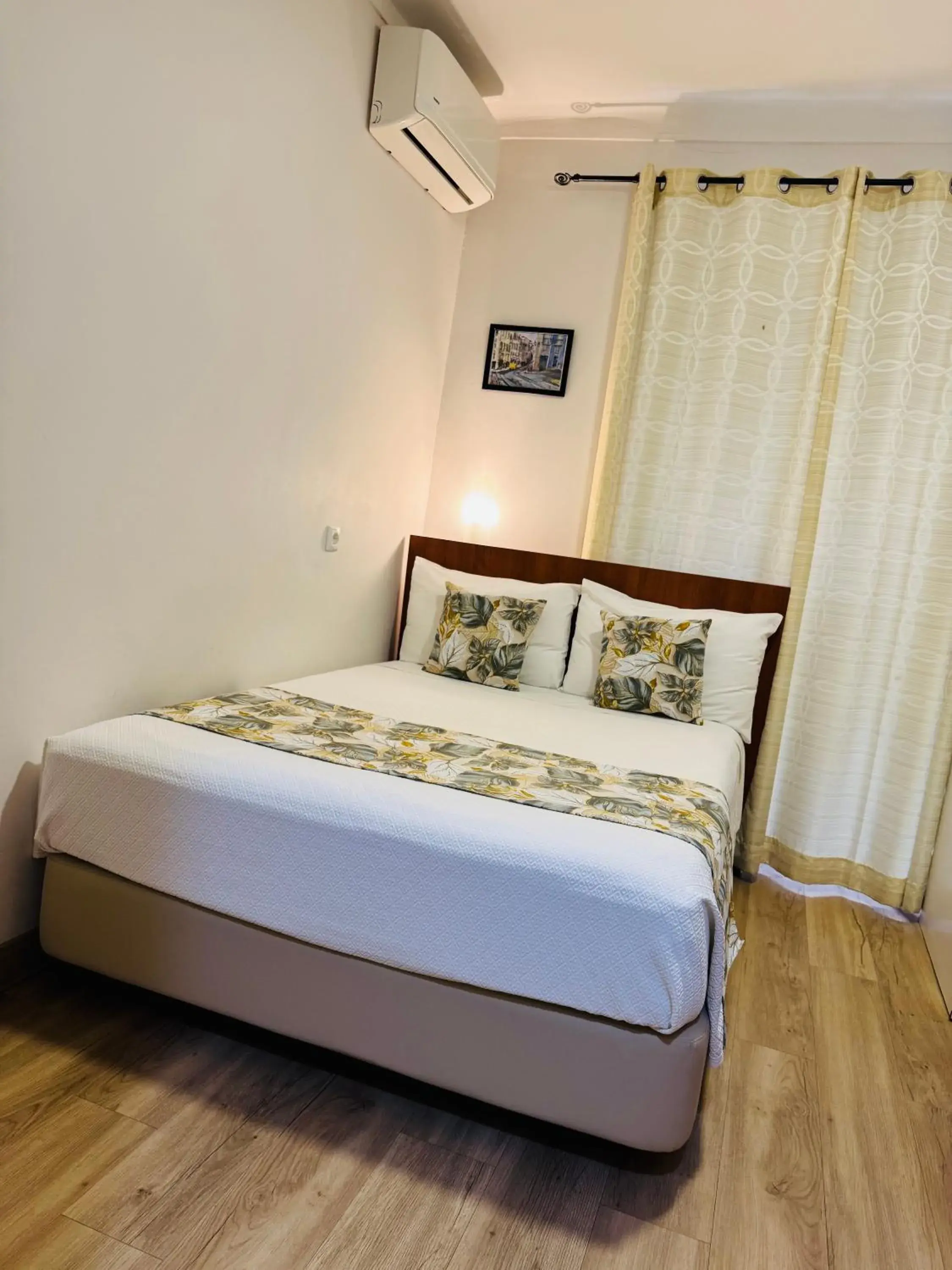 Double Room with Private Bathroom in Residencial Camoes Double Room with Private Bathroom in Residencial Camoes
