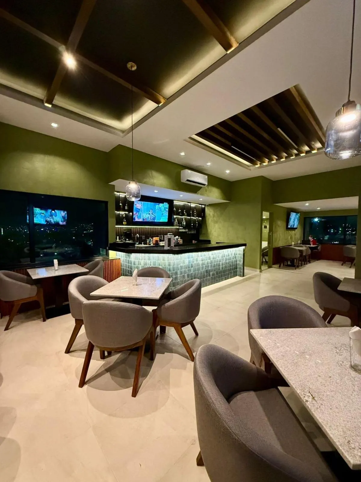 Restaurant/places to eat in Hotel Myst.