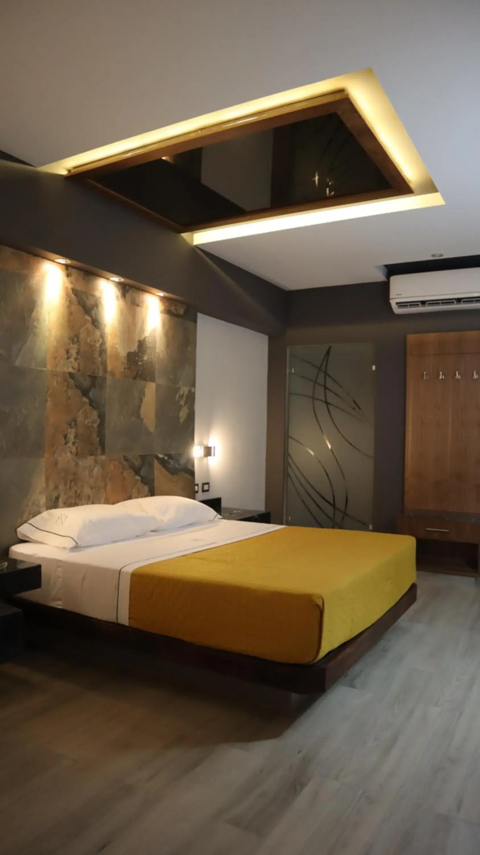 Hotel Myst. Hotel Myst.