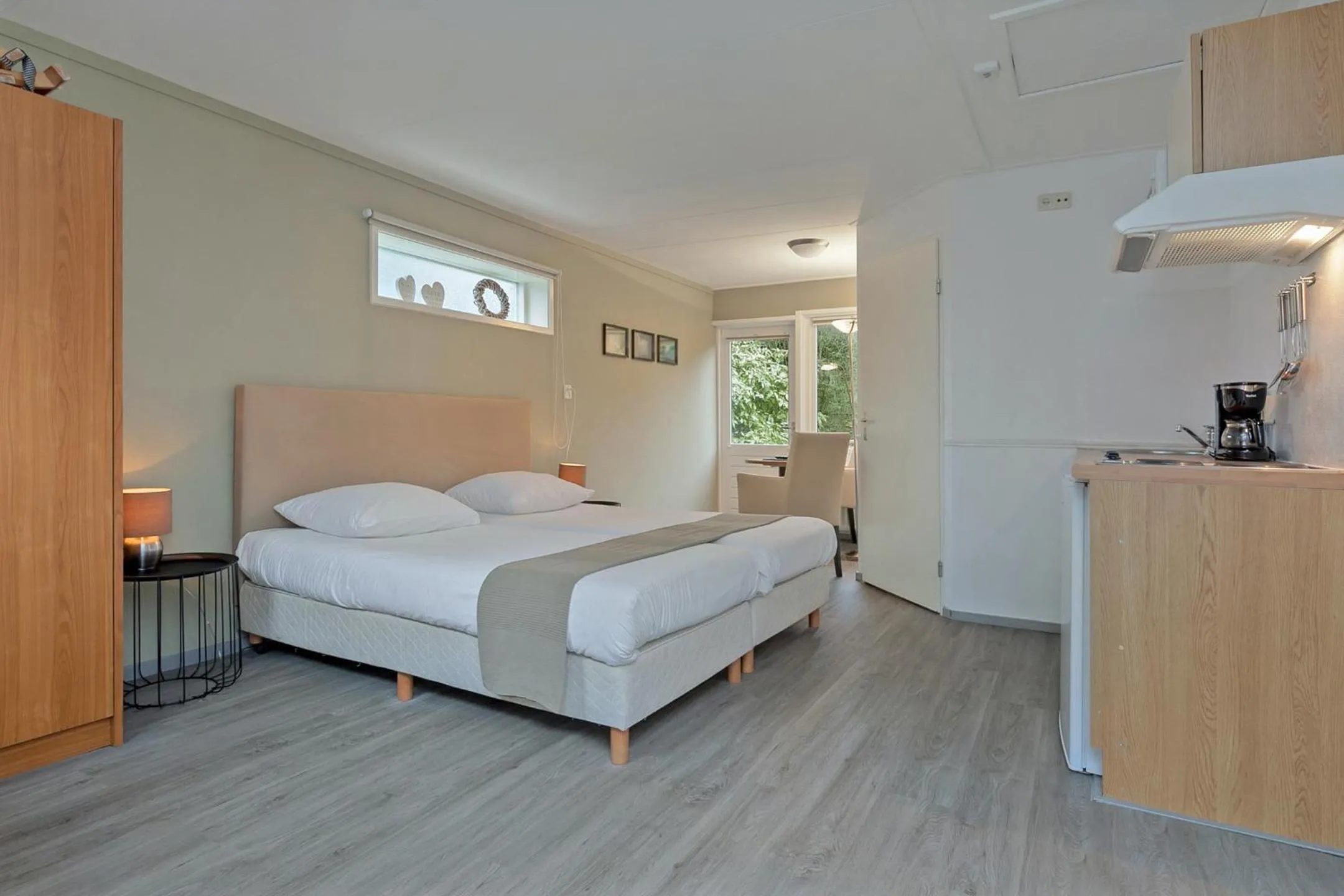 Kitchen or kitchenette, Bed in Hotel Randduin