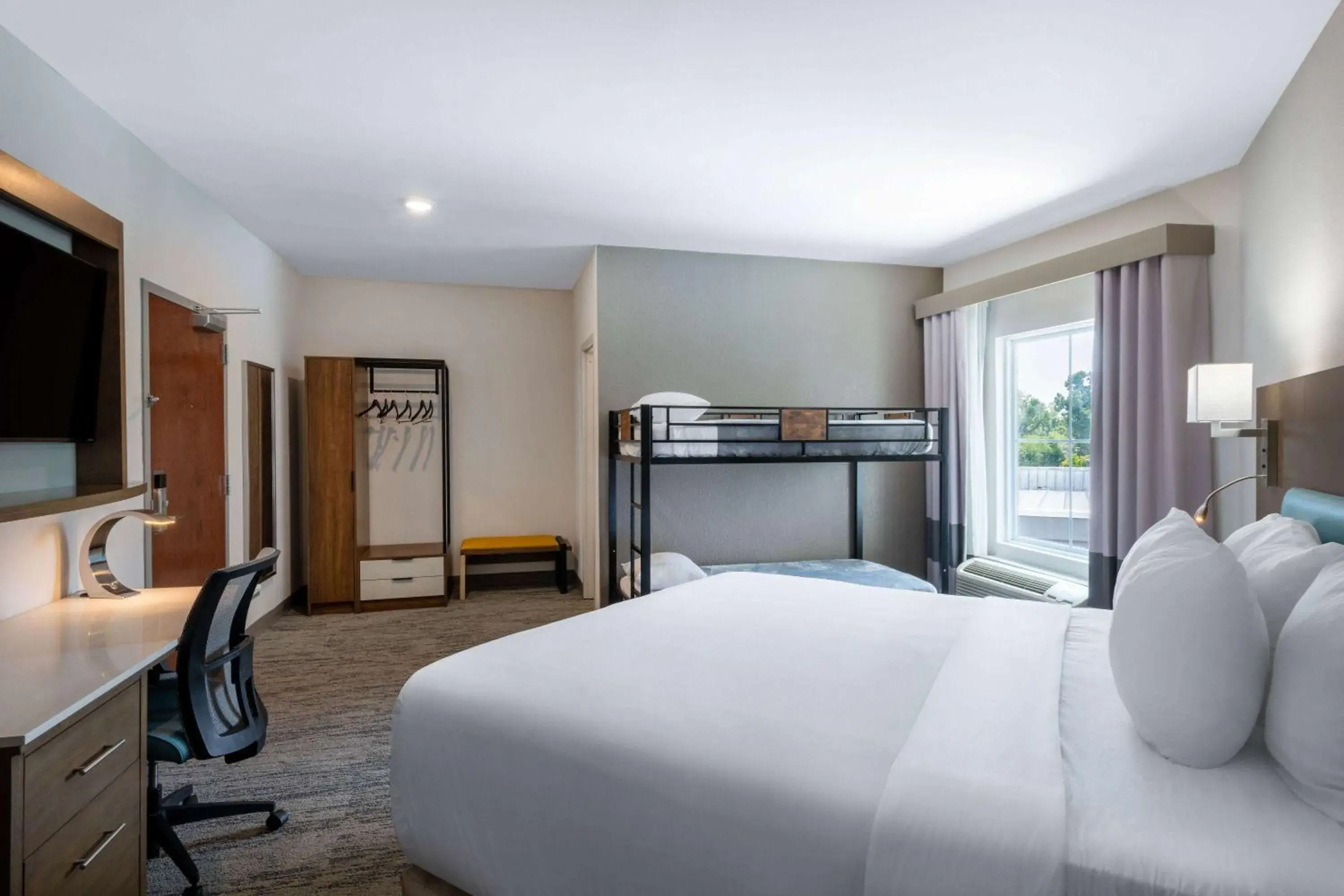 Photo of the whole room, Bed in TRYP by Wyndham Tallahassee North I-10 Capital Circle Photo of the whole room, Bed in TRYP by Wyndham Tallahassee North I-10 Capital Circle