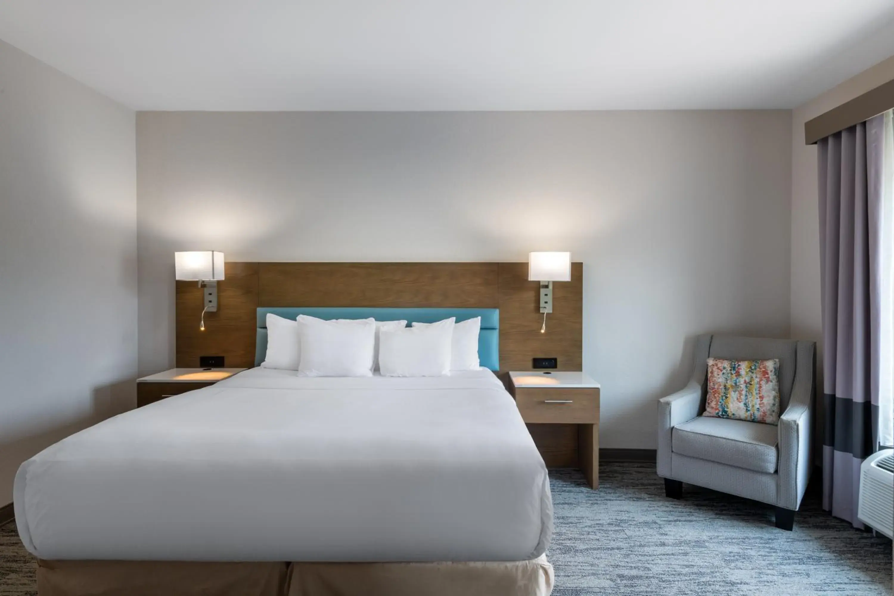 One-Bedroom King Suite with Mobility/Hearing Access and Roll-In Shower, No Smoking in TRYP by Wyndham Tallahassee North I-10 Capital Circle One-Bedroom King Suite with Mobility/Hearing Access and Roll-In Shower, No Smoking in TRYP by Wyndham Tallahassee North I-10 Capital Circle