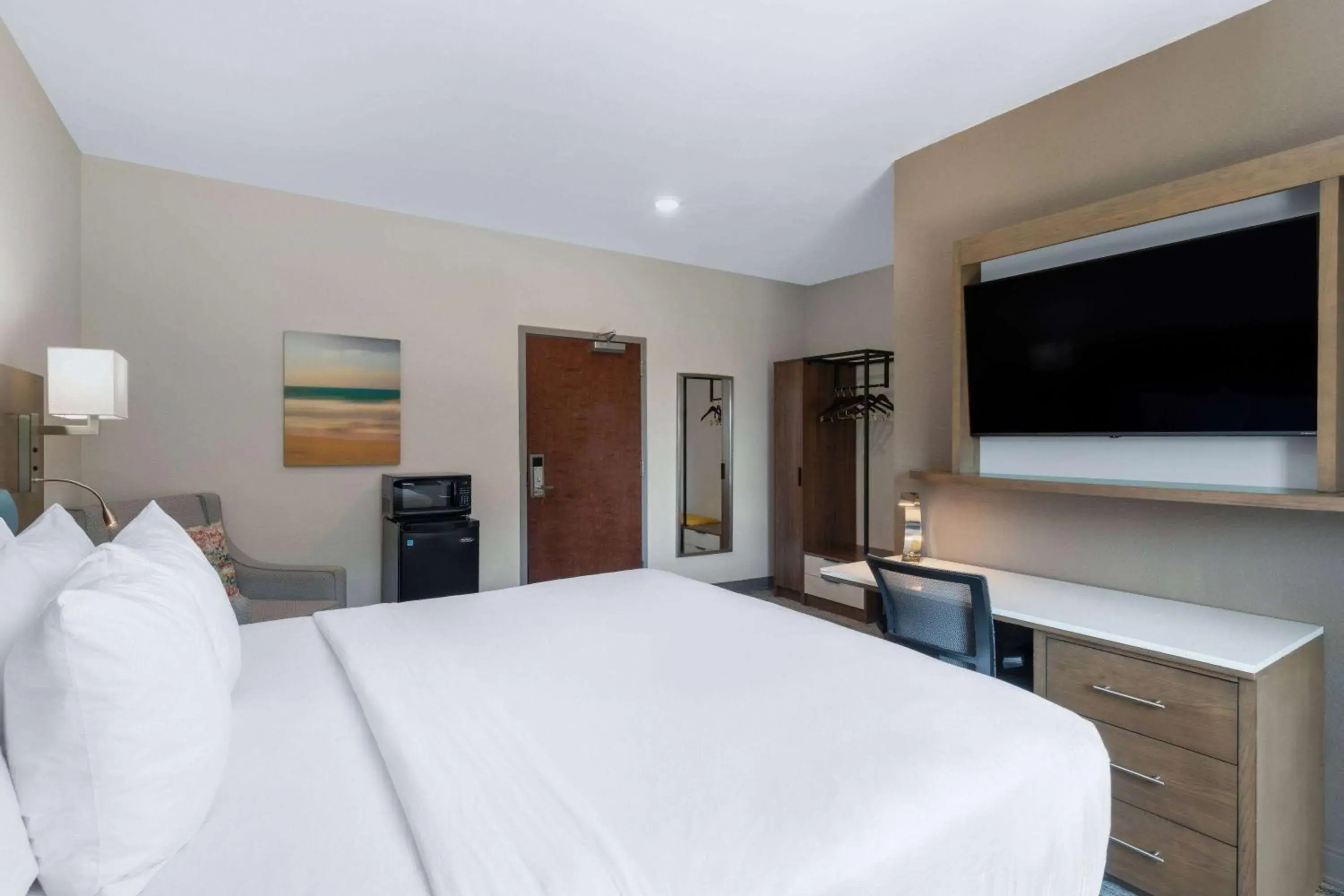 Photo of the whole room, Bed in TRYP by Wyndham Tallahassee North I-10 Capital Circle Photo of the whole room, Bed in TRYP by Wyndham Tallahassee North I-10 Capital Circle