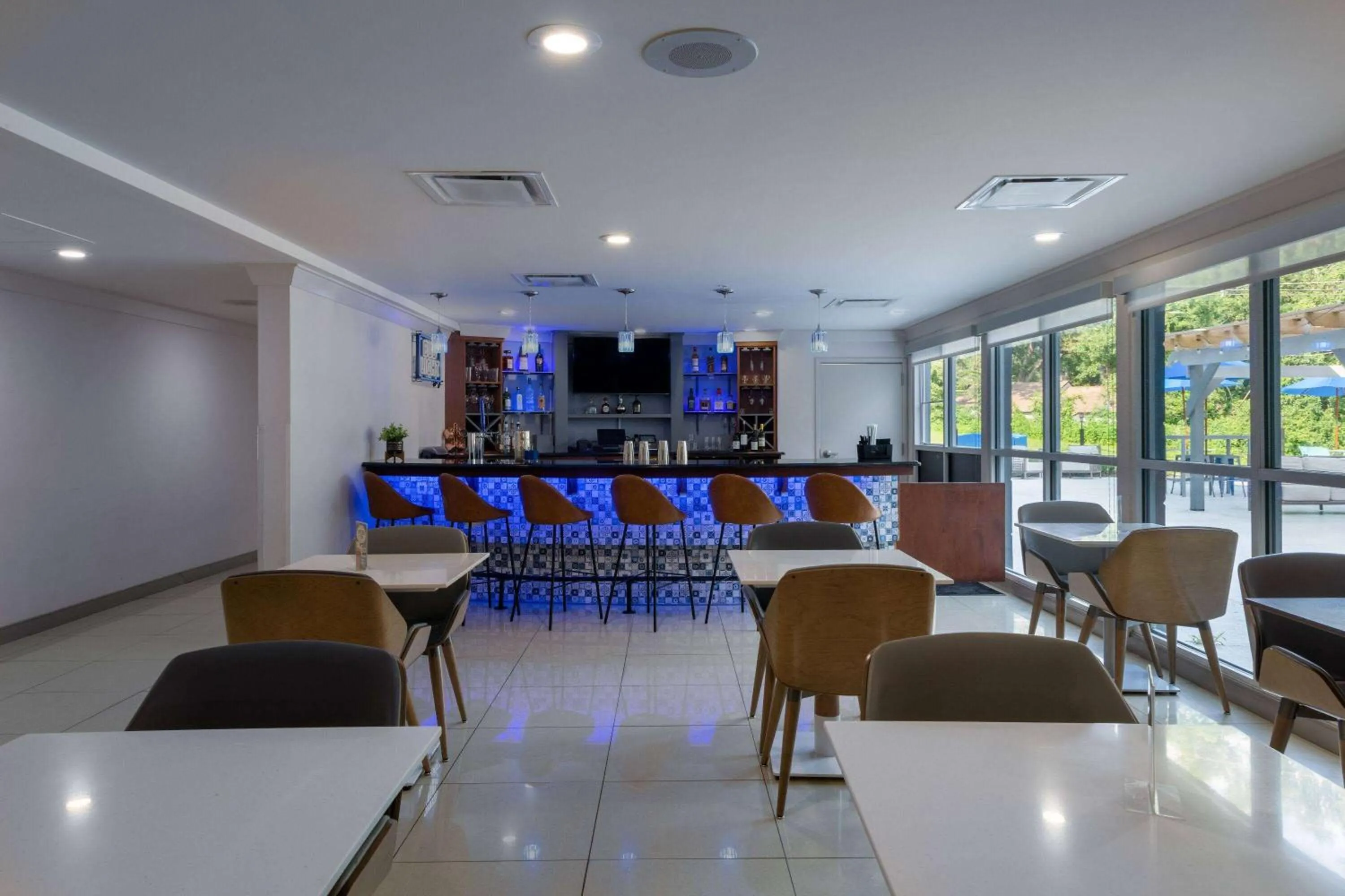 Lounge or bar in TRYP by Wyndham Tallahassee North I-10 Capital Circle