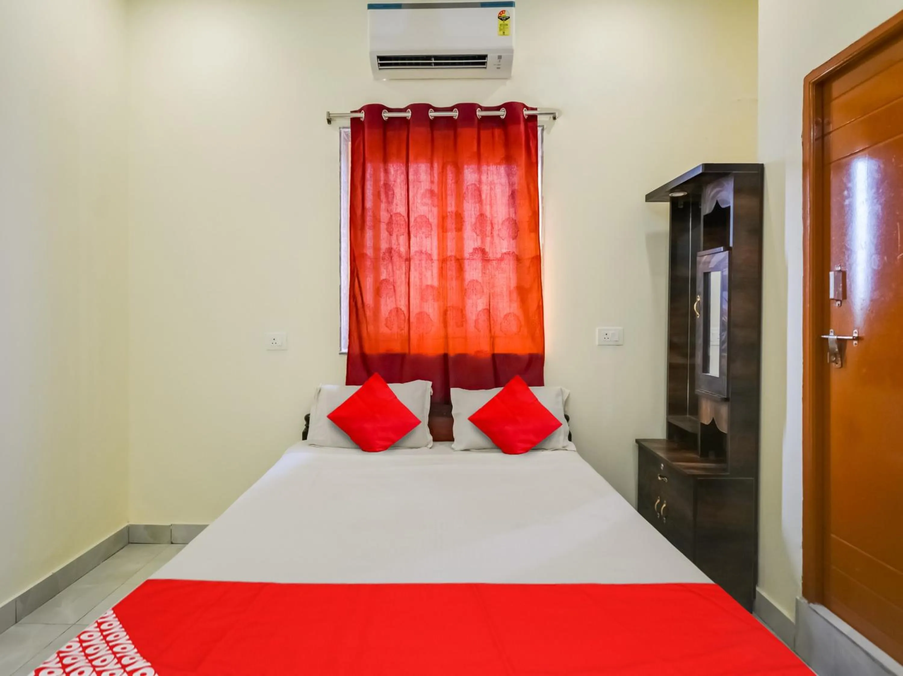 Bedroom, Bed in Hotel O GS Lodge