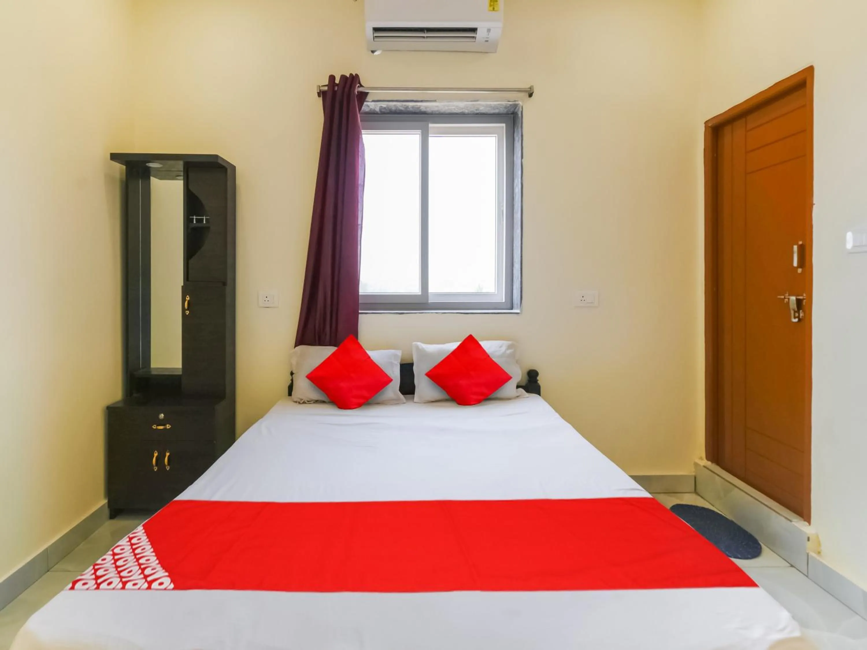 Bedroom, Bed in Hotel O GS Lodge