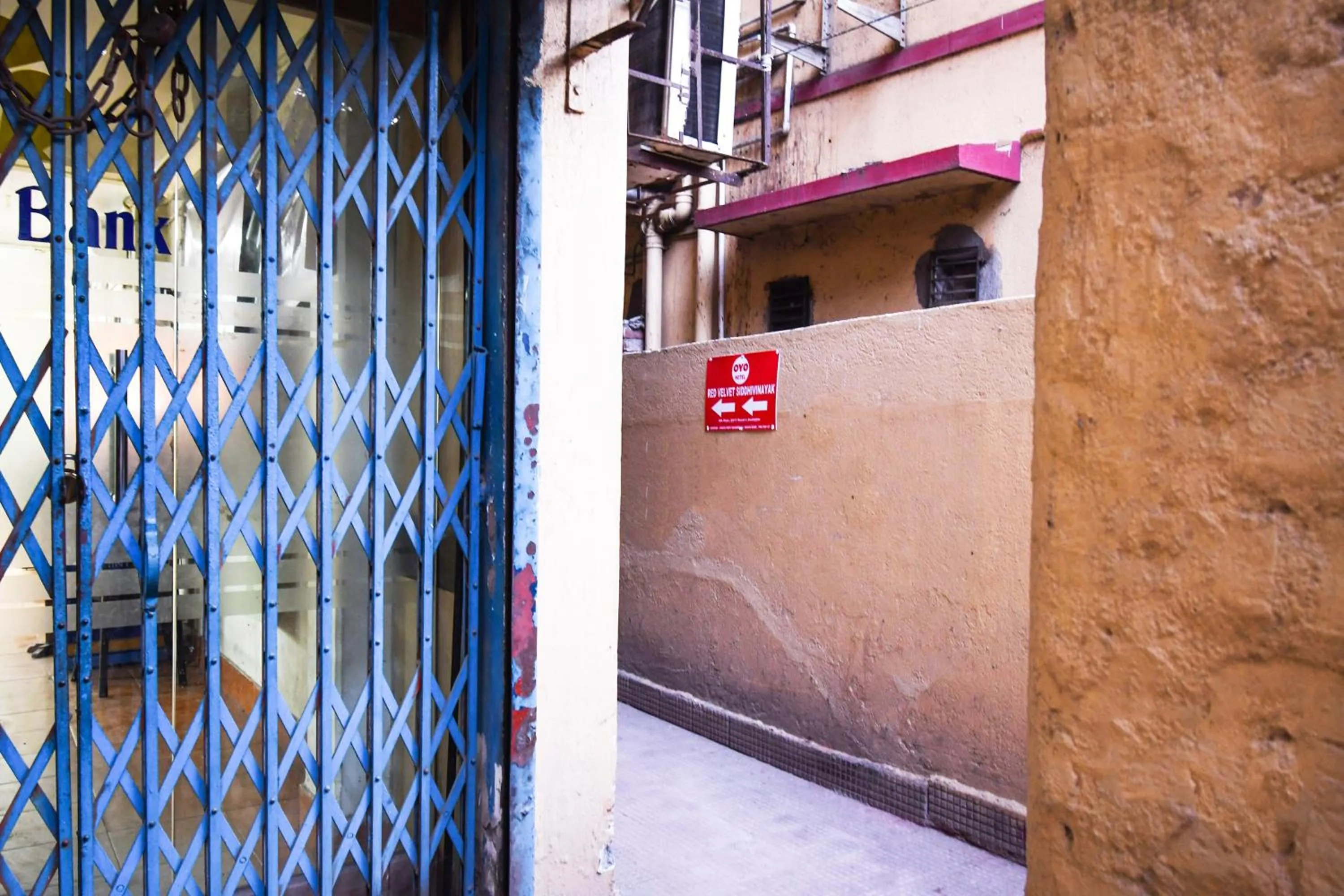 Facade/entrance in Hotel O by OYO The Royal Velvet