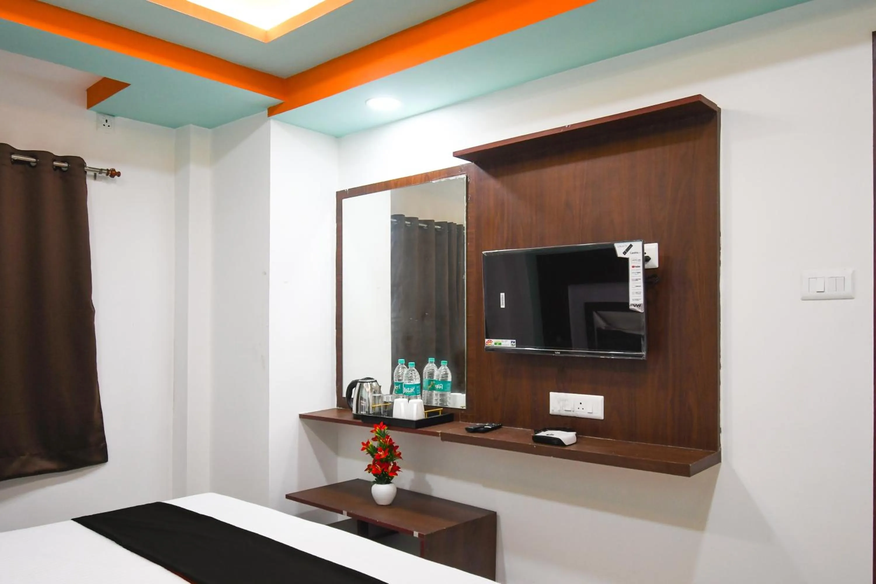 Facade/entrance in Hotel O by OYO The Royal Velvet