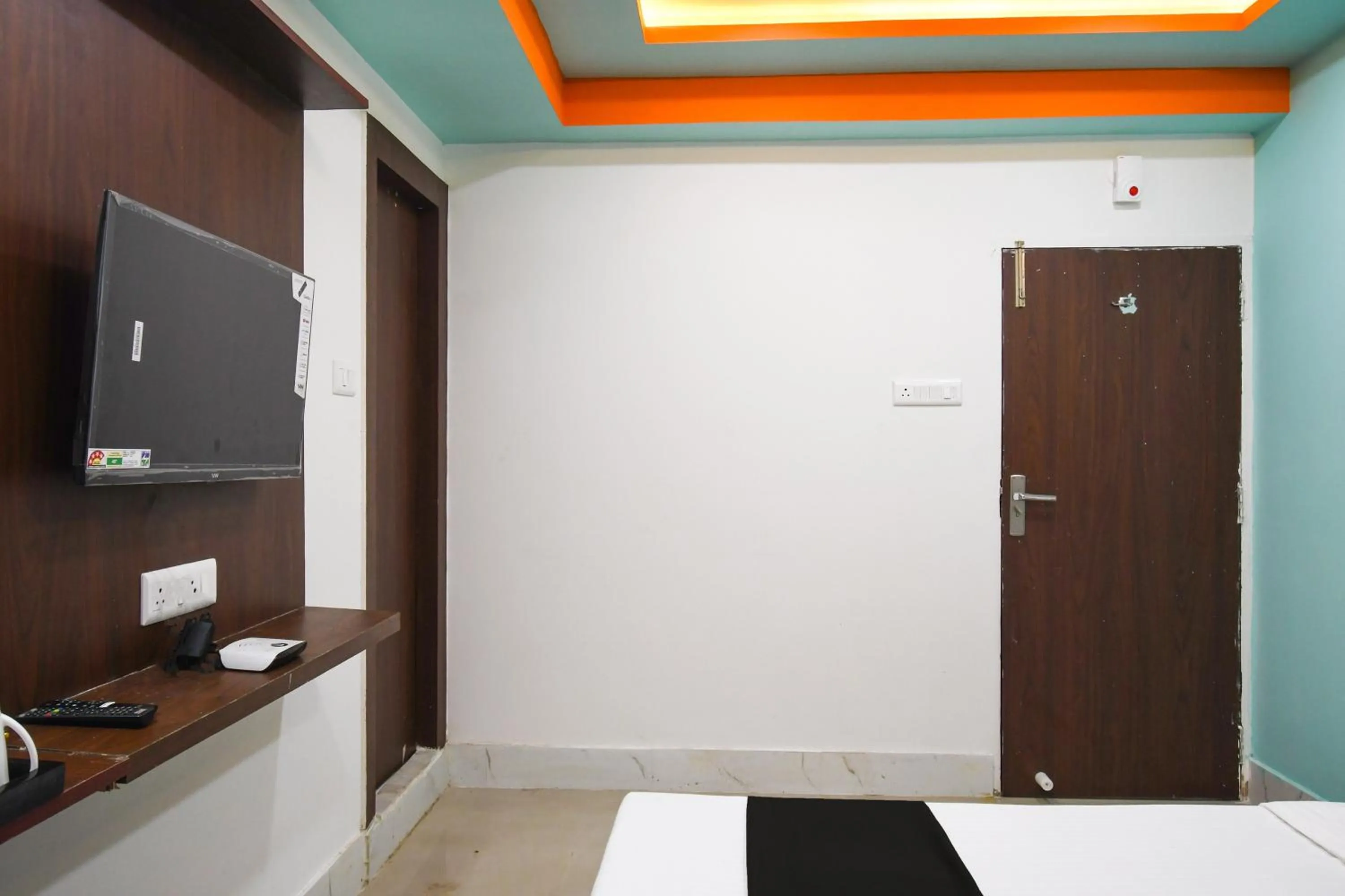 Bathroom, Bed in Hotel O by OYO The Royal Velvet