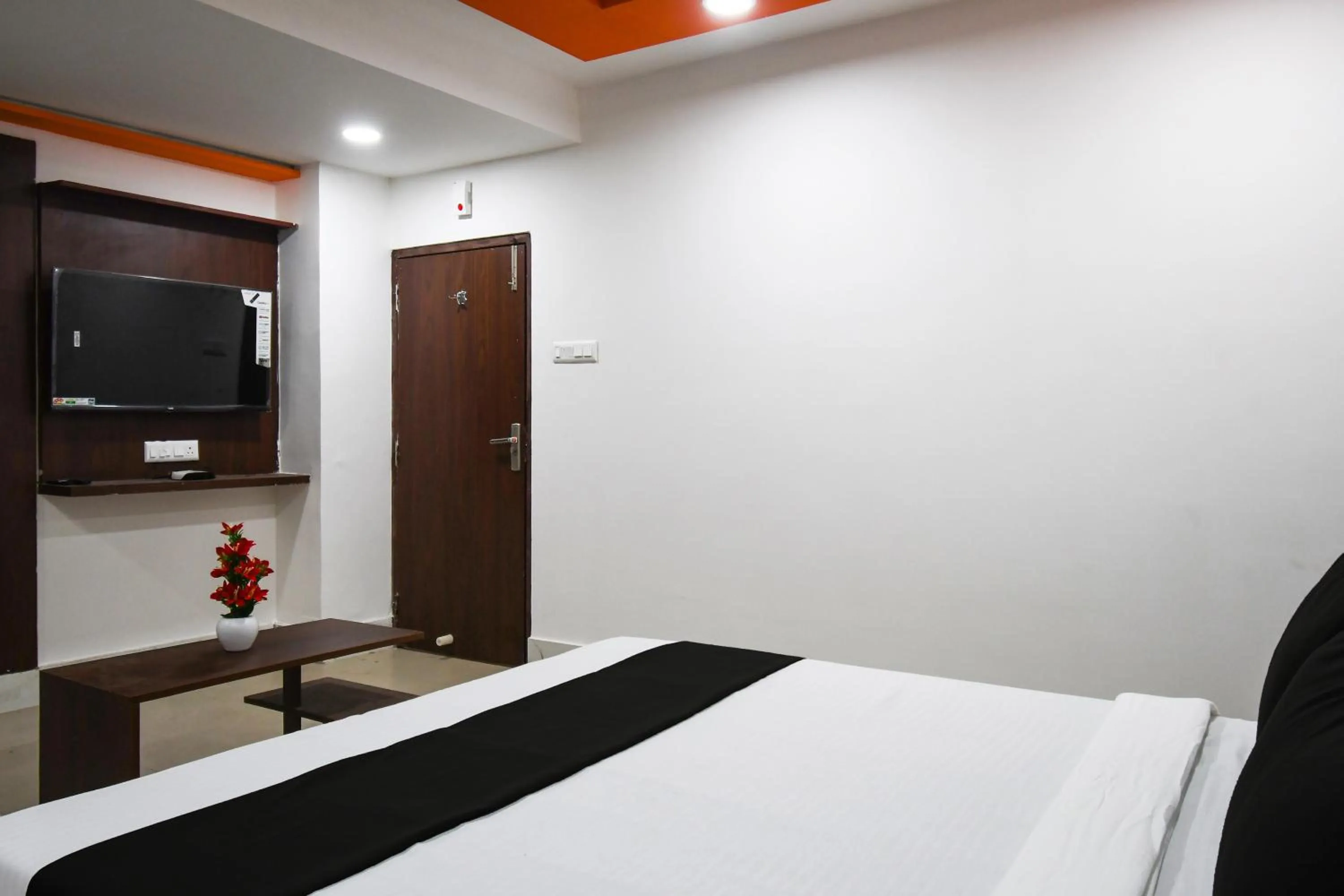 Facade/entrance, Bed in Hotel O by OYO The Royal Velvet