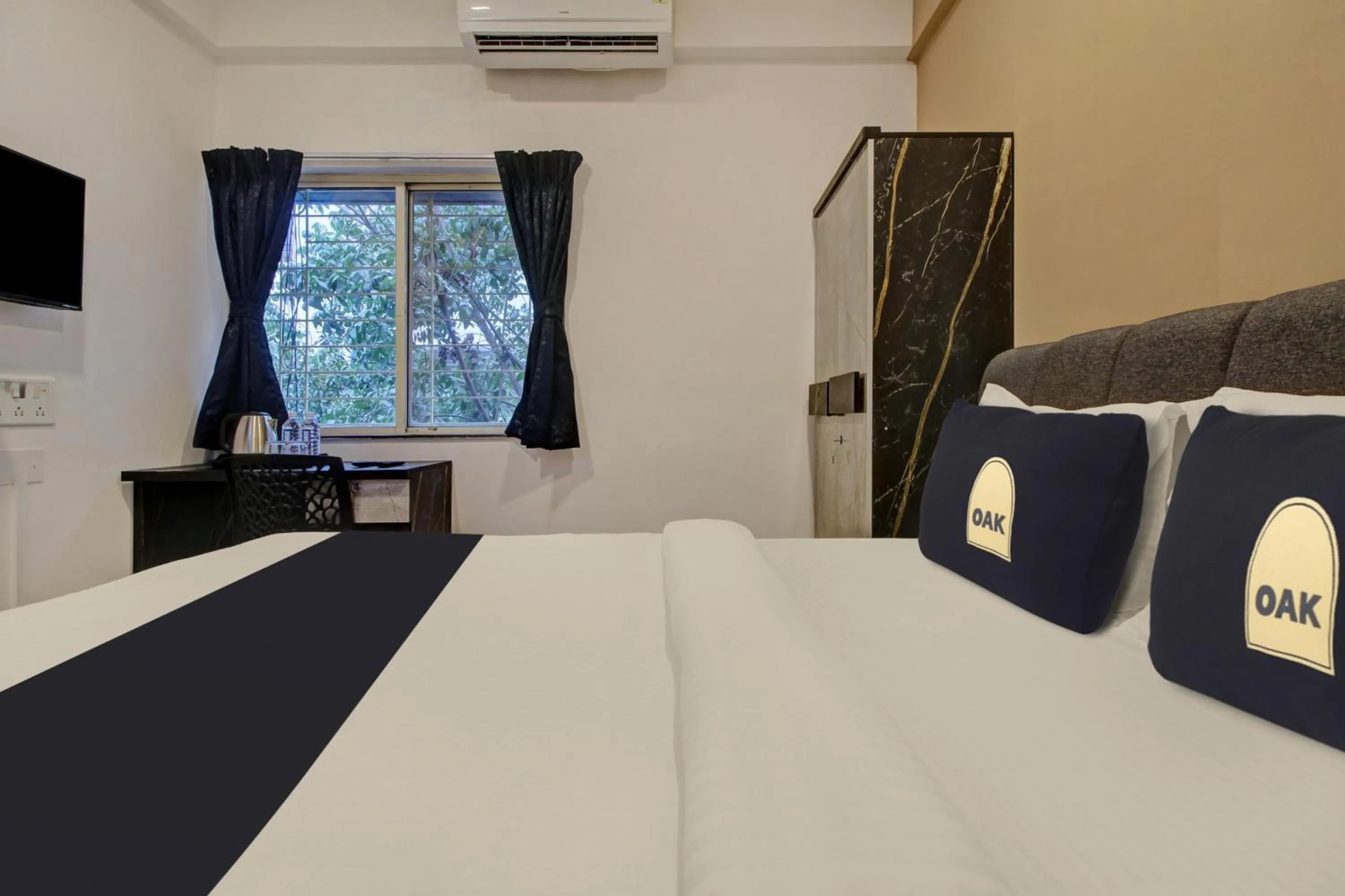 Bedroom, Bed in Super Collection O Grey House