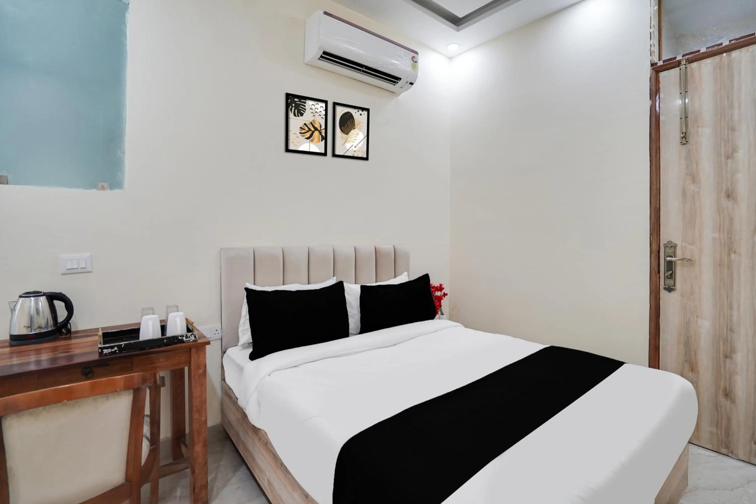 Bedroom, Bed in Super Townhouse Sector 63 A Noida