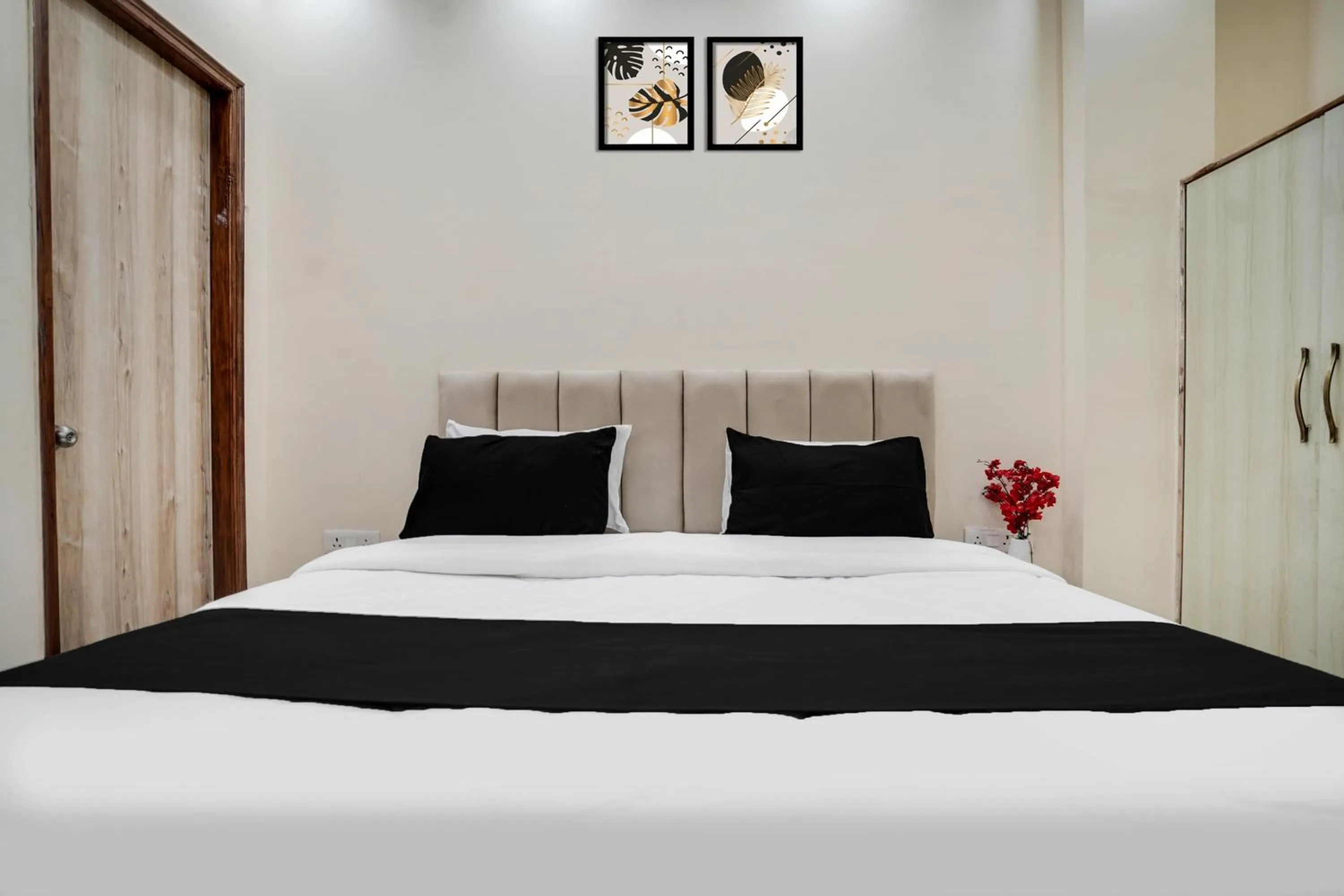 Bedroom, Bed in Super Townhouse Sector 63 A Noida