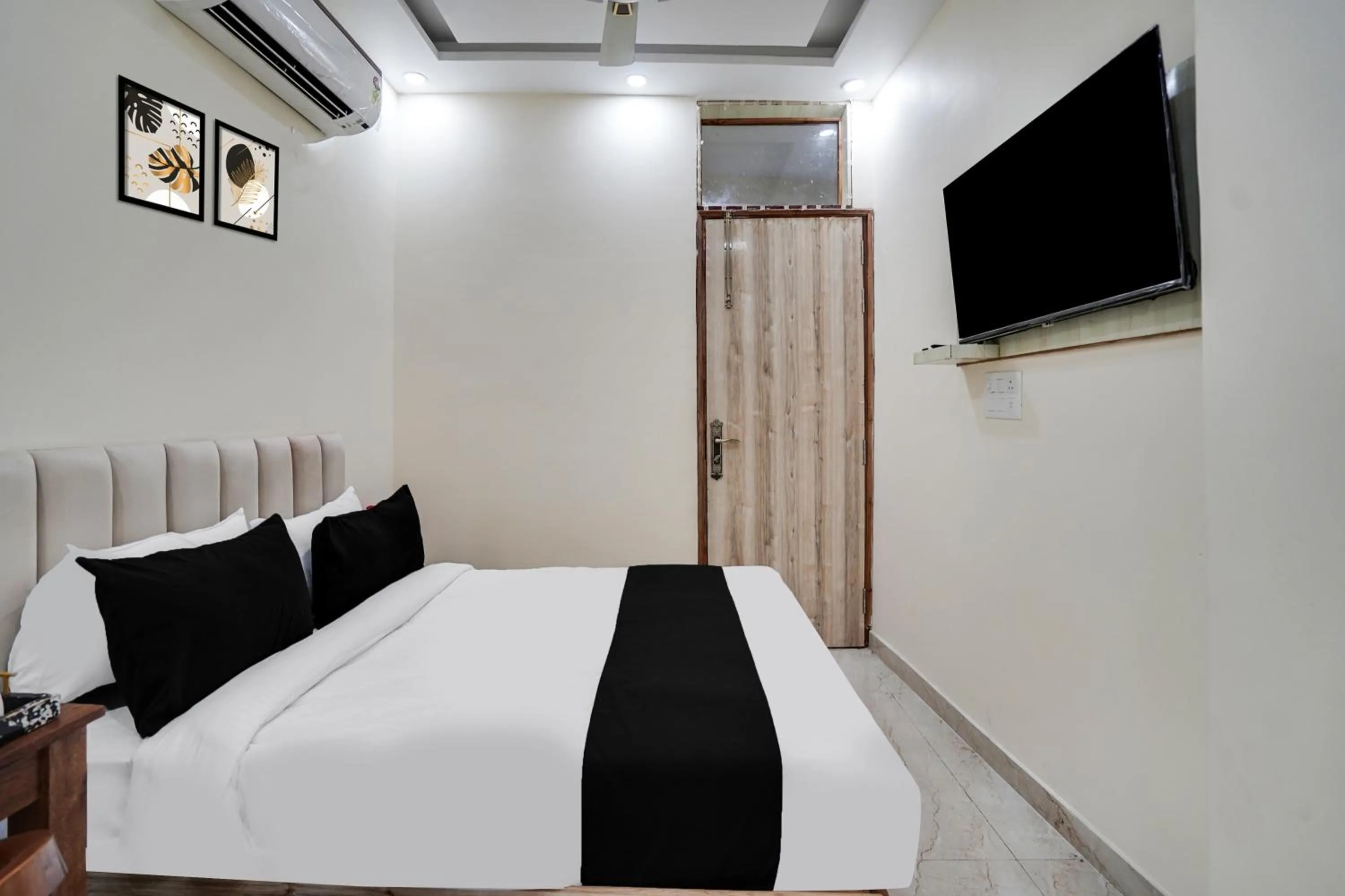 Bedroom, Bed in Super Townhouse Sector 63 A Noida